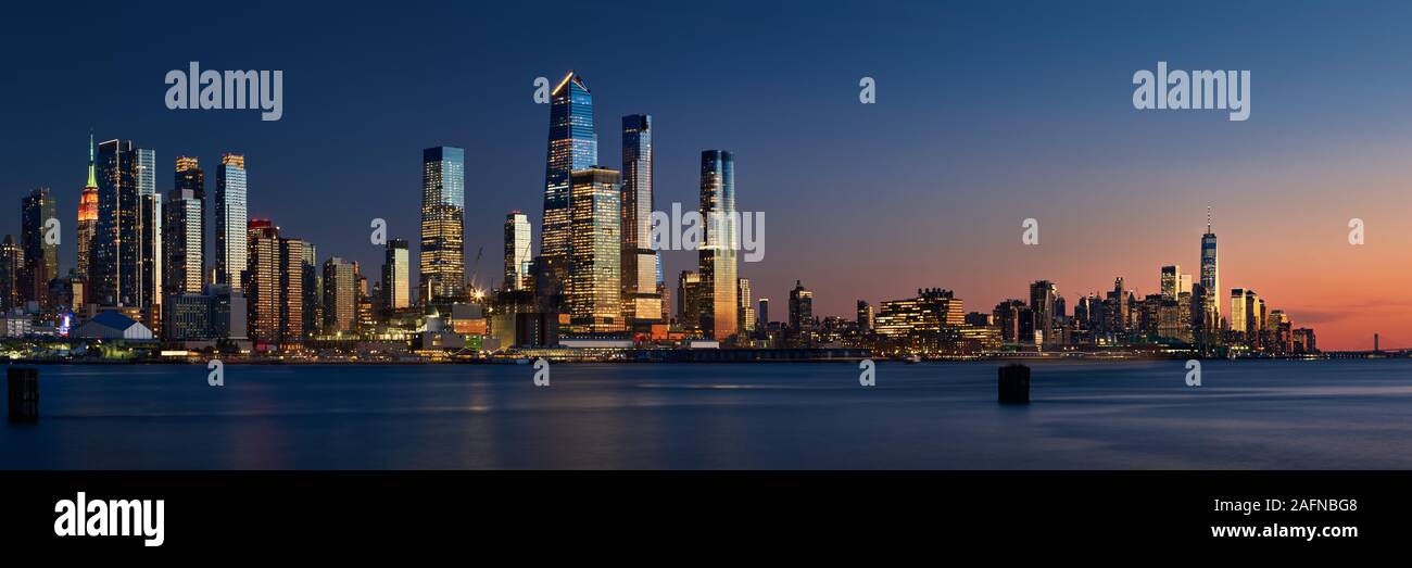 Coucher de soleil sur Manhattan à l'Ouest avec des gratte-ciel de Hudson Yards et le World Trade Center (Lower Manhattan). New York, NY, USA Banque D'Images