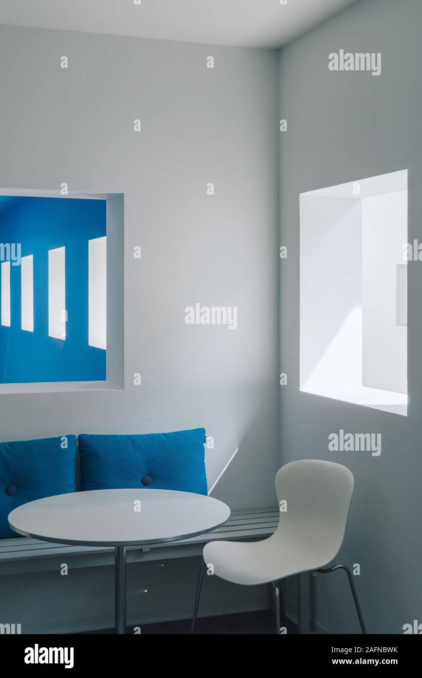 Plan vertical de l'intérieur d'un bleu et d'un blanc chambre Banque D'Images