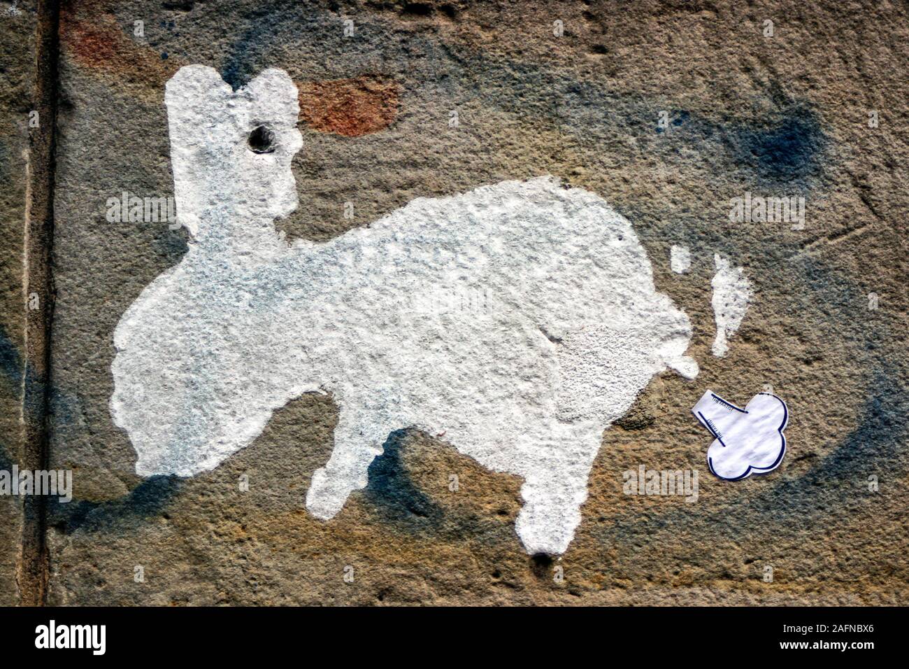 Graffiti pochoir bunny avec des PET par l'Fartist à Berlin, Allemagne Banque D'Images