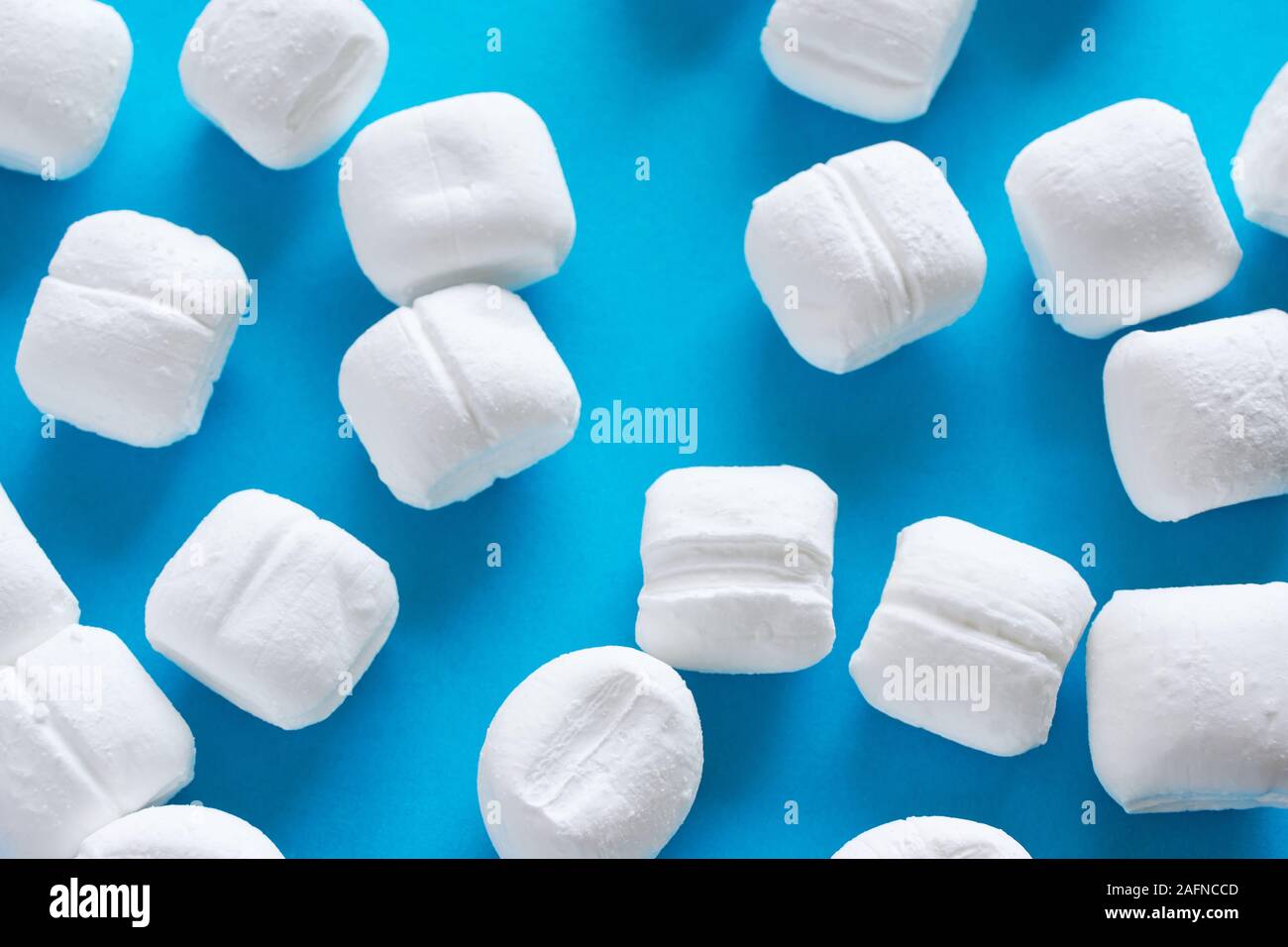 Close-up of white menthe bonbons ou cassants Peppermint Candy sur fond bleu Banque D'Images