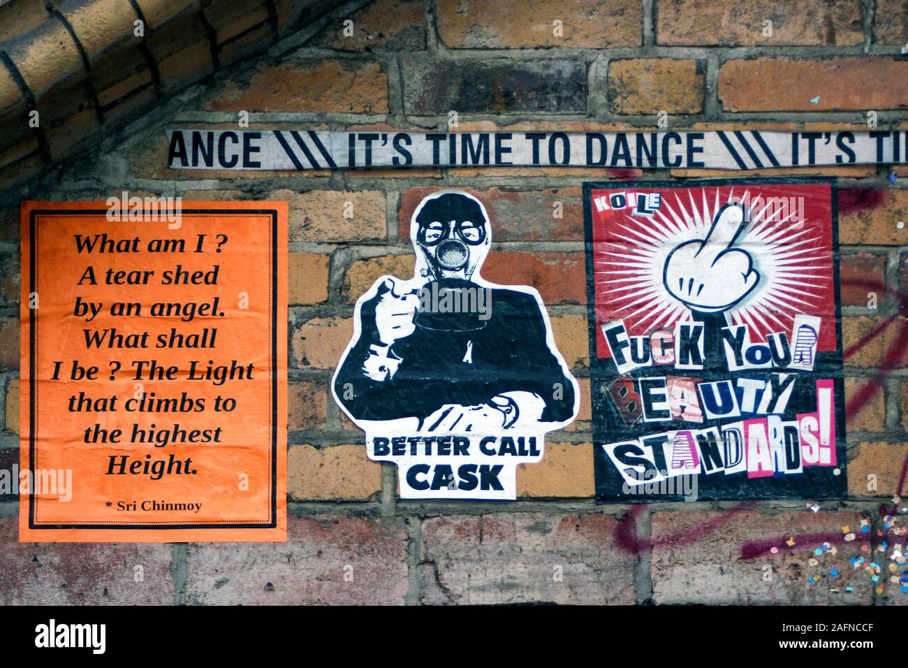 Coller des affiches wheatpaste à Berlin, Allemagne Banque D'Images