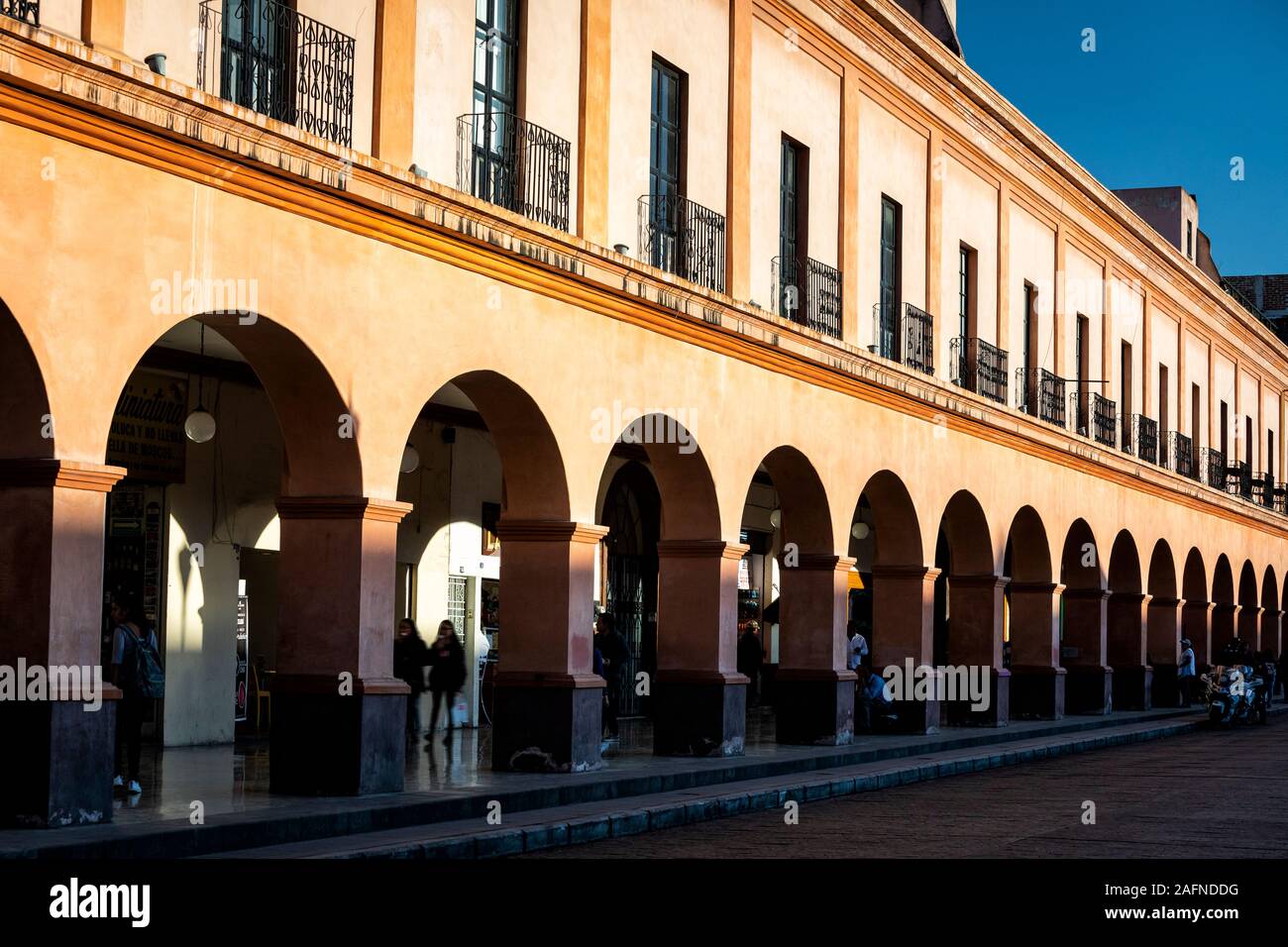 Downtown Plaza connu sous le nom de 'Los Portales' à Toluca, Mexique. Banque D'Images