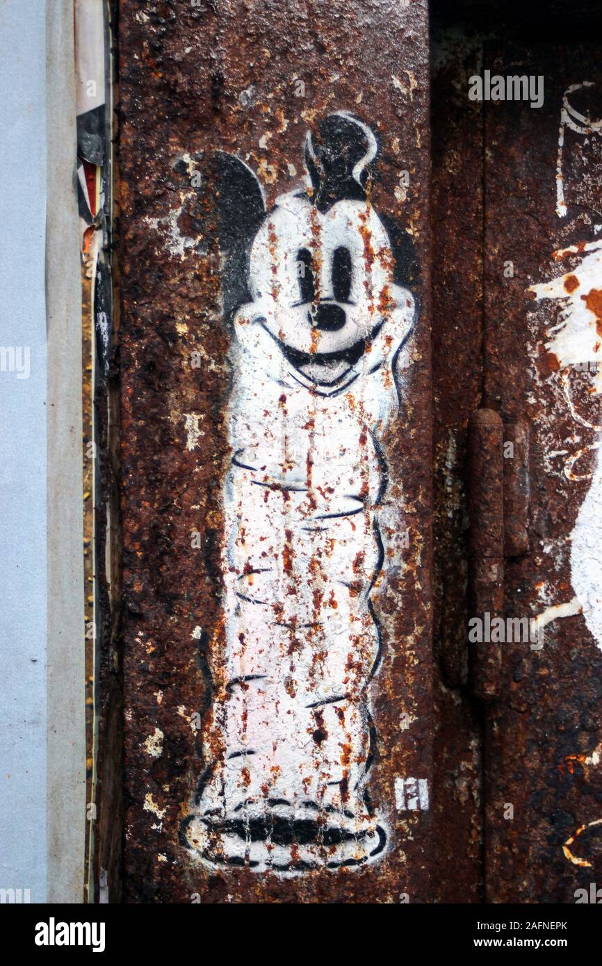 Art graffiti au pochoir en forme de souris Micky condom. Berlin, Allemagne. Banque D'Images