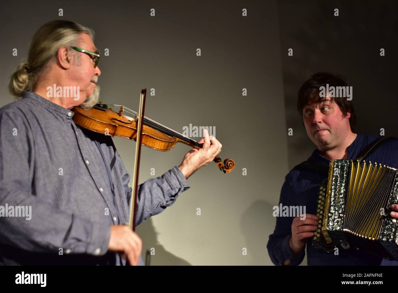 FROME, Somerset, Royaume-Uni - 12 déc 2019 : Peter Knight et John Spiers en performance à Rook Lane Chapelle, Frome, Somerset, Angleterre. 12 Décembre Banque D'Images