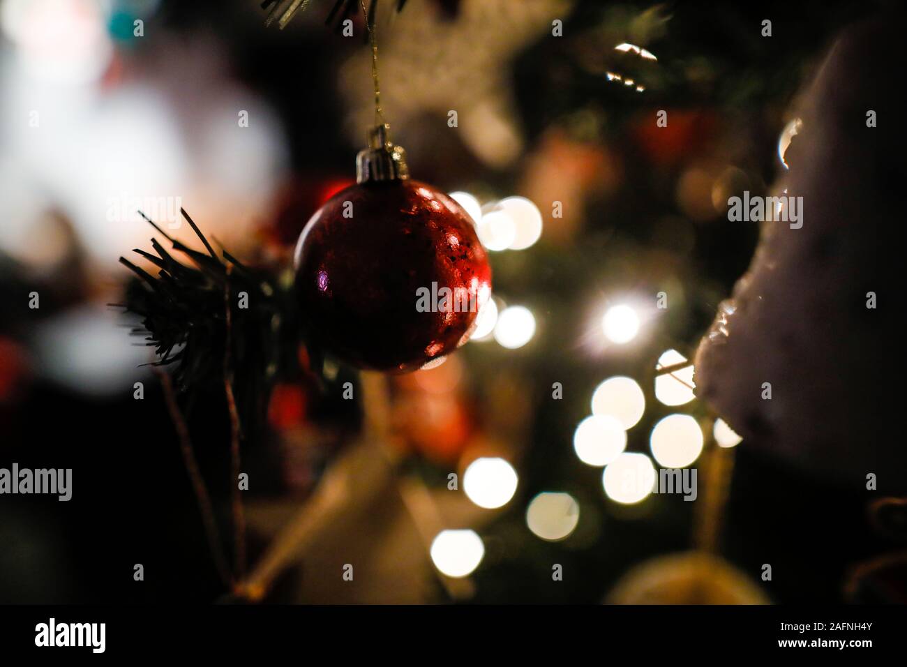 Profondeur de champ (selective focus) image avec des décorations sur un arbre de Noël artificiel Banque D'Images