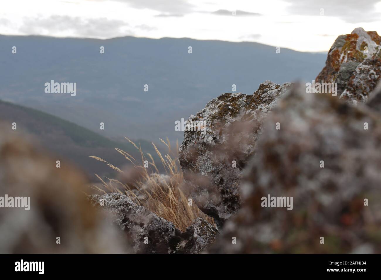 Grosse pierre sur une montagne Banque D'Images