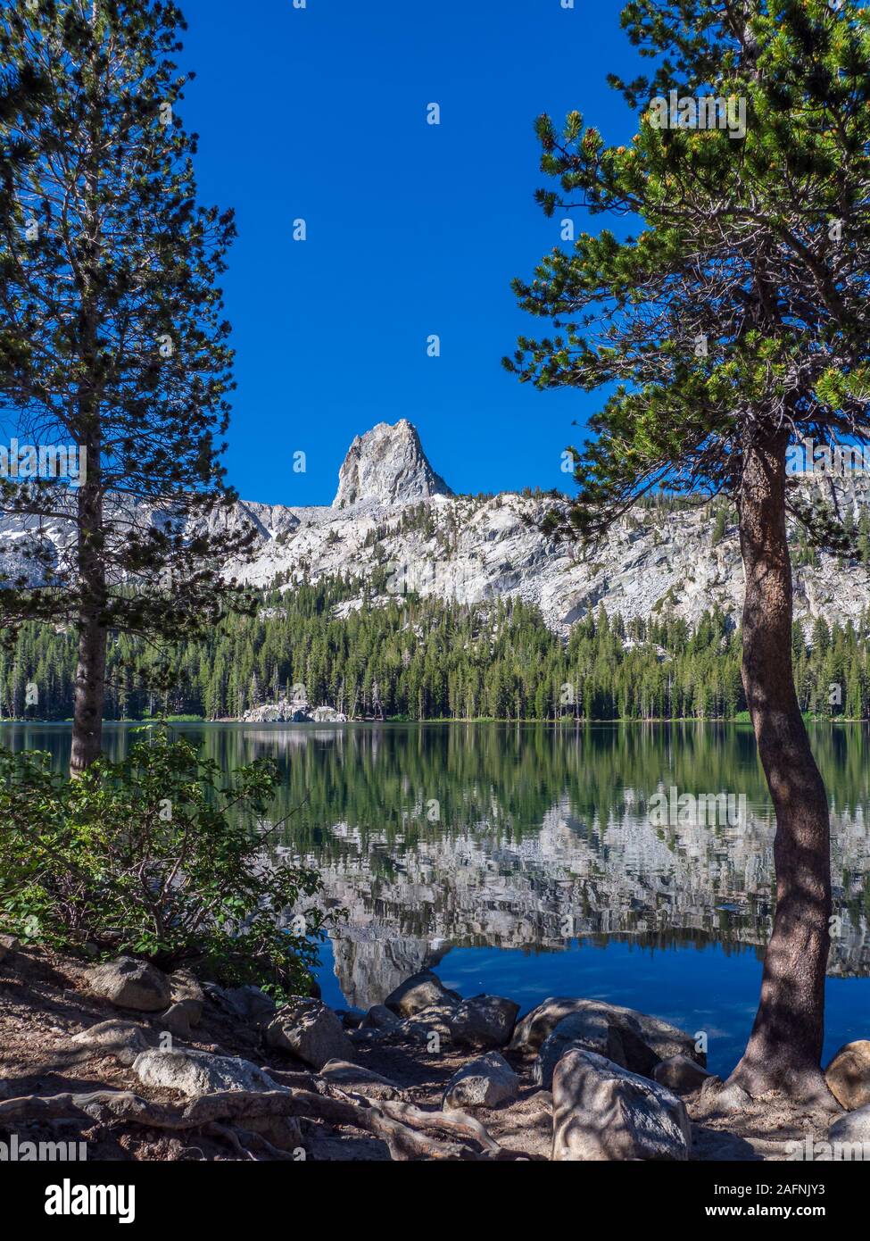 Crag et le cristal est de la Sierra de Lake George, Mammoth Lakes, en Californie. Banque D'Images