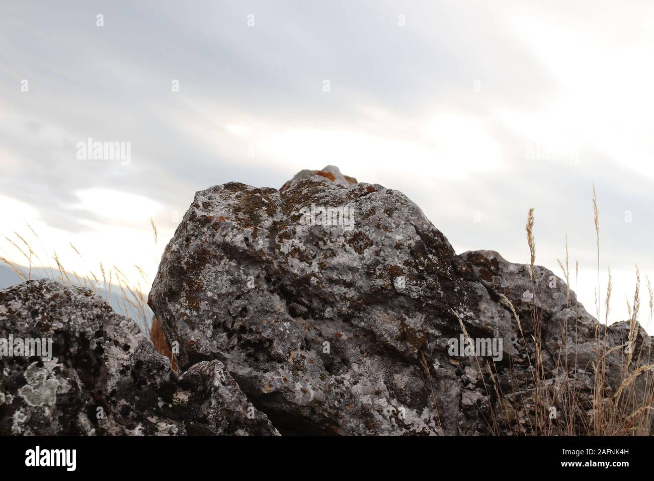 Grosse pierre sur une montagne Banque D'Images