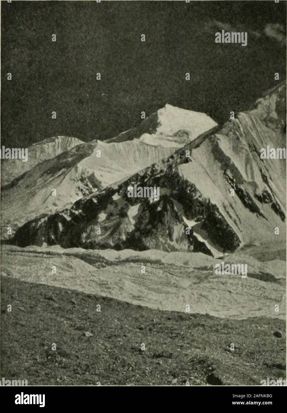 . Et de l'ouest Himalaya 1909 Karakoram, un compte de l'expédition de H. R. H. Prince Luigi Amedeo de Savoie, Duc des Abruzzes. Chapitre 4:ioi XVTT. formulaires les nobles bord est du mur nord, n'a donné aucune promesse pour moreencouraging, c'était très long, ses corniches étaient dangereux, et il semblait plein d'obstacles. unreckonable L'expérience d'theexpedition jusqu'à maintenant avaient commencé à rendre le parti plus prudents dans leurs plans ainsi que dans leurs espoirs. Le duc et ses guides. BRIDE PEAK, BOF&gt;t de la moraine médiane de la haute considération. BALTORO les possibilités de l'arête est o Banque D'Images