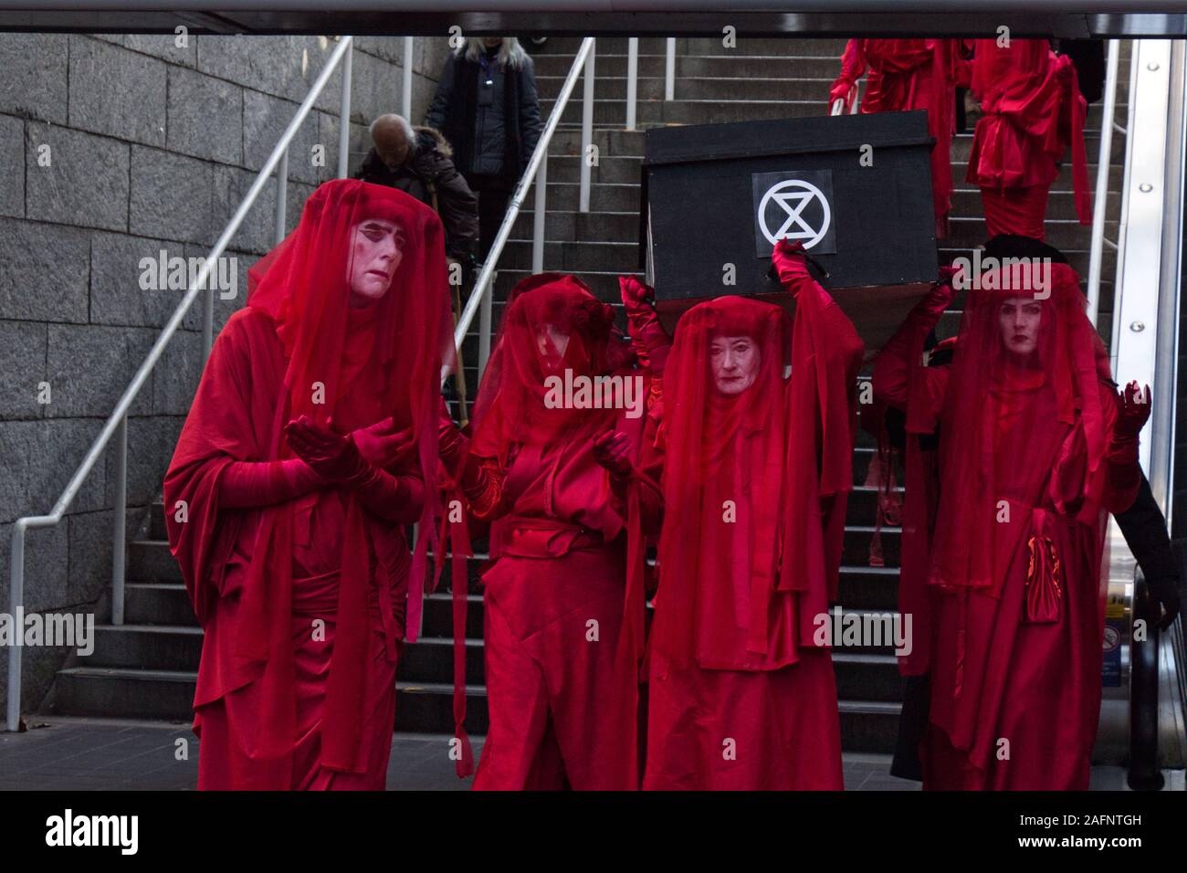 Vancouver, Canada - Nov 29, 2019 : un groupe de rébellion d'extinction est l'hôte d'un salon funéraire à l'Extinction portant des robes rouges près de la gare de train aérien Burrard Banque D'Images