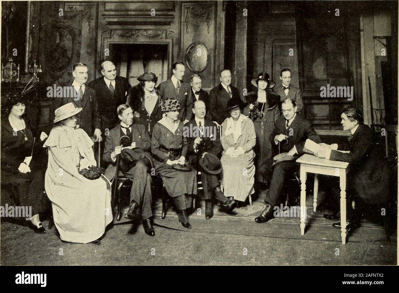 . 'La plus grande de ces--' ;. Leurs anthemis a joué pour la première fois à mes compatriotes a donné est nécessaire de la parcelle 1X-la-moi. Nuit après nuit, ils ont crié à l'sightof leur drapeau et au son de leur chanson. Son trop mauvais le weve a arrêté ! Une fois de plus un sentiment d'impuissance est overone à avoir à passer sur les tâches personnelles qu'ils n'.semble pas question. Au revoir, les autres joueurs-compatriotes américains ! Ileave au lecteur d'avoir un aperçu de ce qu'un peuple enfantin nous,vous êtes ; de tenir une affection pour fel-faible compatriotes qui a versé de l'argent dans leurs coffres Croix Zone rouge ; pour obtenir une nouvelle angl Banque D'Images