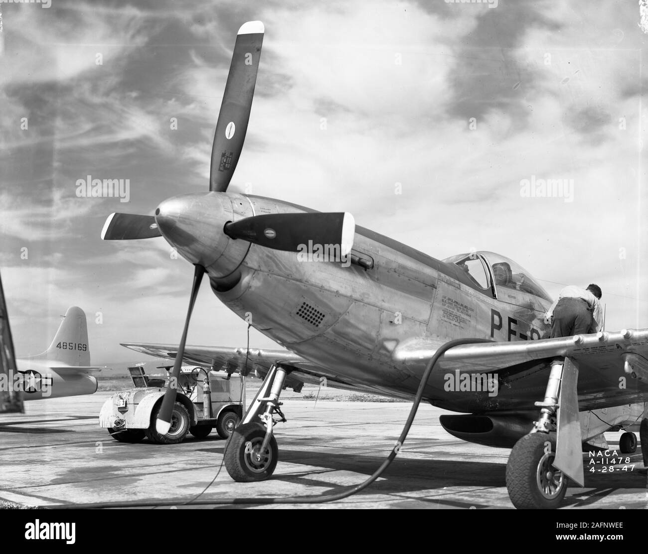 North American P-51 Avion être ravitaillé, North American Aviation P-51 Mustang, une américaine à long terme, chasseur monoplace chasseur-bombardier et utilisé pendant la Seconde Guerre mondiale et la guerre de Corée, parmi d'autres conflits Banque D'Images