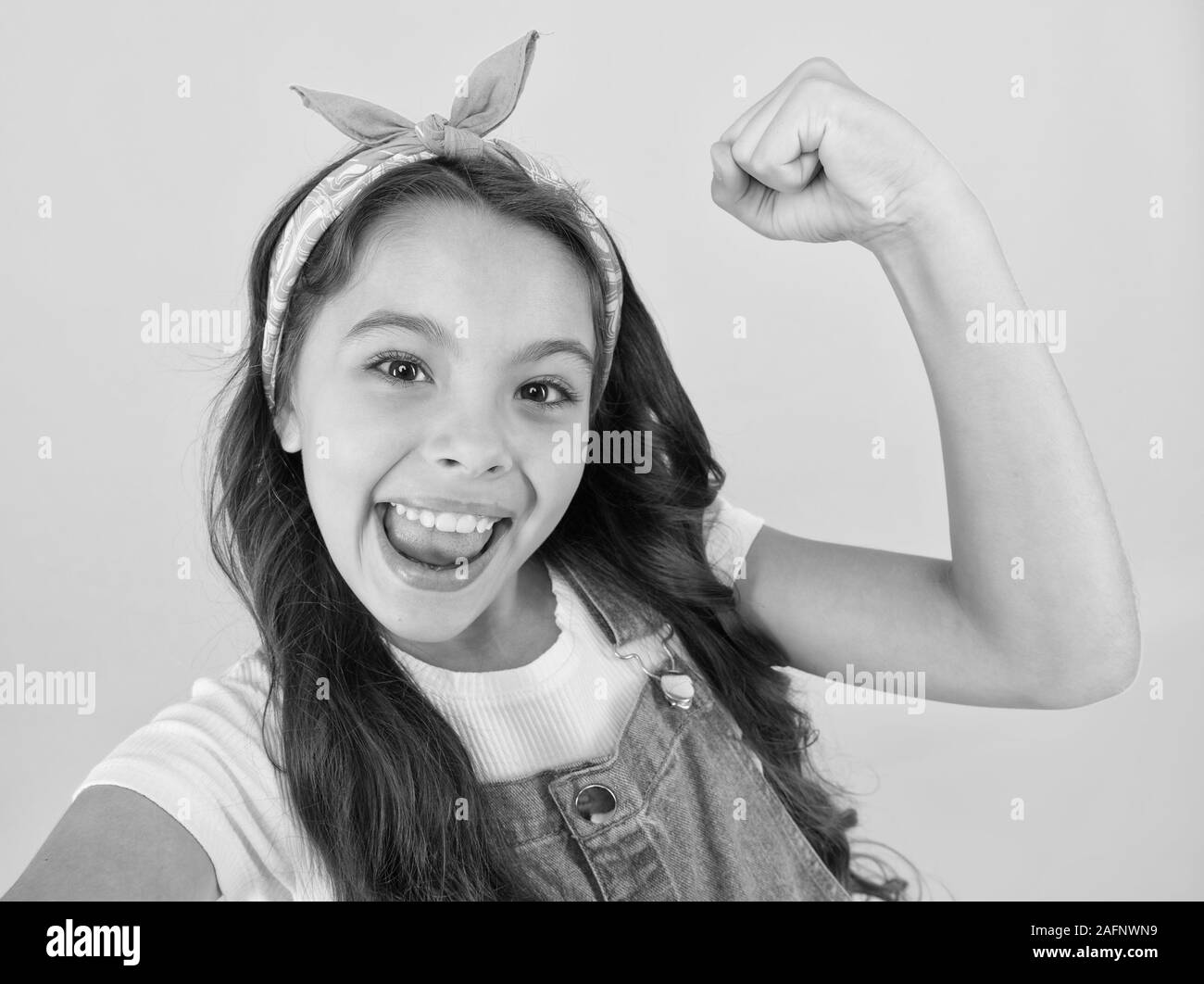 Je l'ai fait. Happy little girl flex biceps sur fond jaune. Girls power. Pour gouverner le monde. L'avenir est de sexe féminin. Le féminisme. L'autonomisation des filles. La motivation pour réussir. Se motiver pour le succès. Banque D'Images