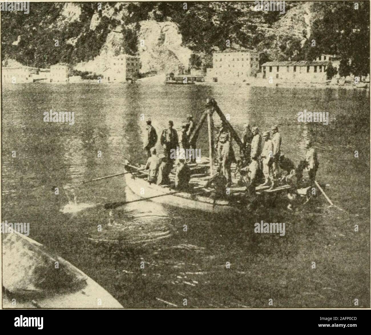 . Le Literary Digest histoire de la guerre mondiale, compilées à partir de sources contemporaines et d'origine : américain, britannique, français, allemand, et d'autres. uthward près de la côte, et de là, le long theshore à Trieste. Plusieurs postes importants sur ce front, l'Predil-Malborghetto Pass, Tolmino, Gorizia, andGradisca-avait été bombardé par des batteriesfrom italienne collines voisines. Début des opérations navales mais étaient confinés dans shellingcoast-villes. Les Autrichiens ont fait plusieurs attaques sur theItalian côté de l'Adriatique et les Italiens l)ombardedDalmatian, villes et îles. Mais il n'y a pas generalna Banque D'Images