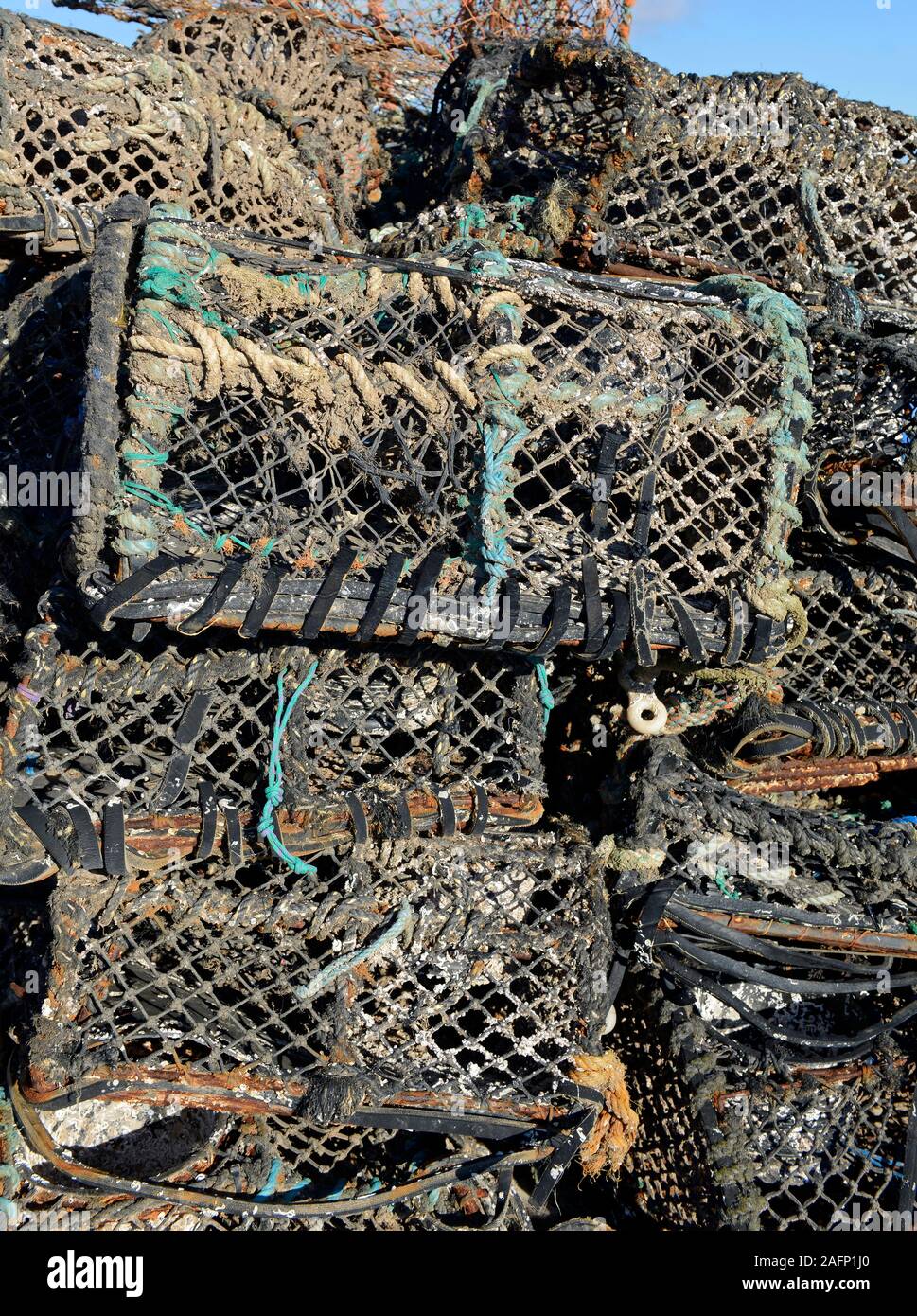 Gros tas de la nasse ou pots utilisés par les pêcheurs côtiers à attraper des crabes et homards sur le quai à Paignton, Devon, UK. Banque D'Images