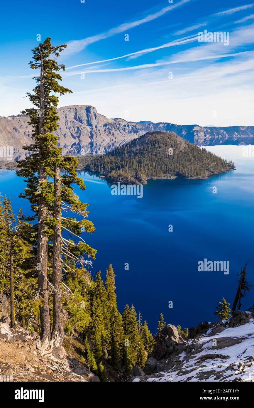 L'île de l'assistant dans le lac du cratère de Crater Lake National Park, Oregon, USA Banque D'Images