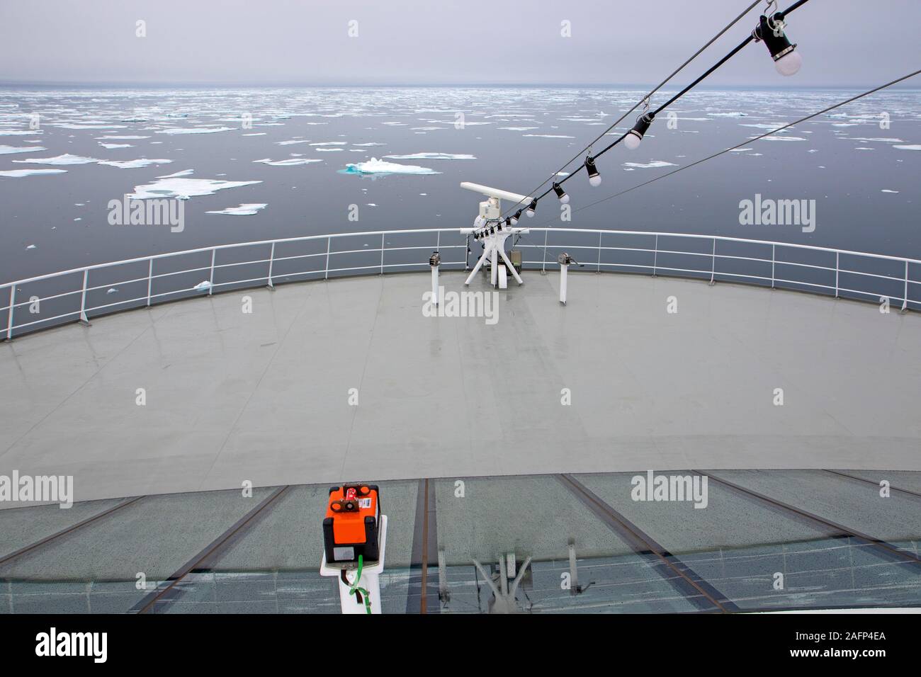Bateau de croisière dans la glace de mer dans l'Arctique Banque D'Images