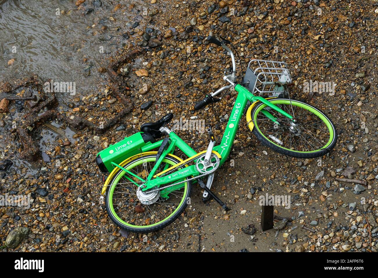 Dock Lime e-bike, vélo électrique jeté sur la rive de la Tamise, Londres, Royaume-Uni Banque D'Images