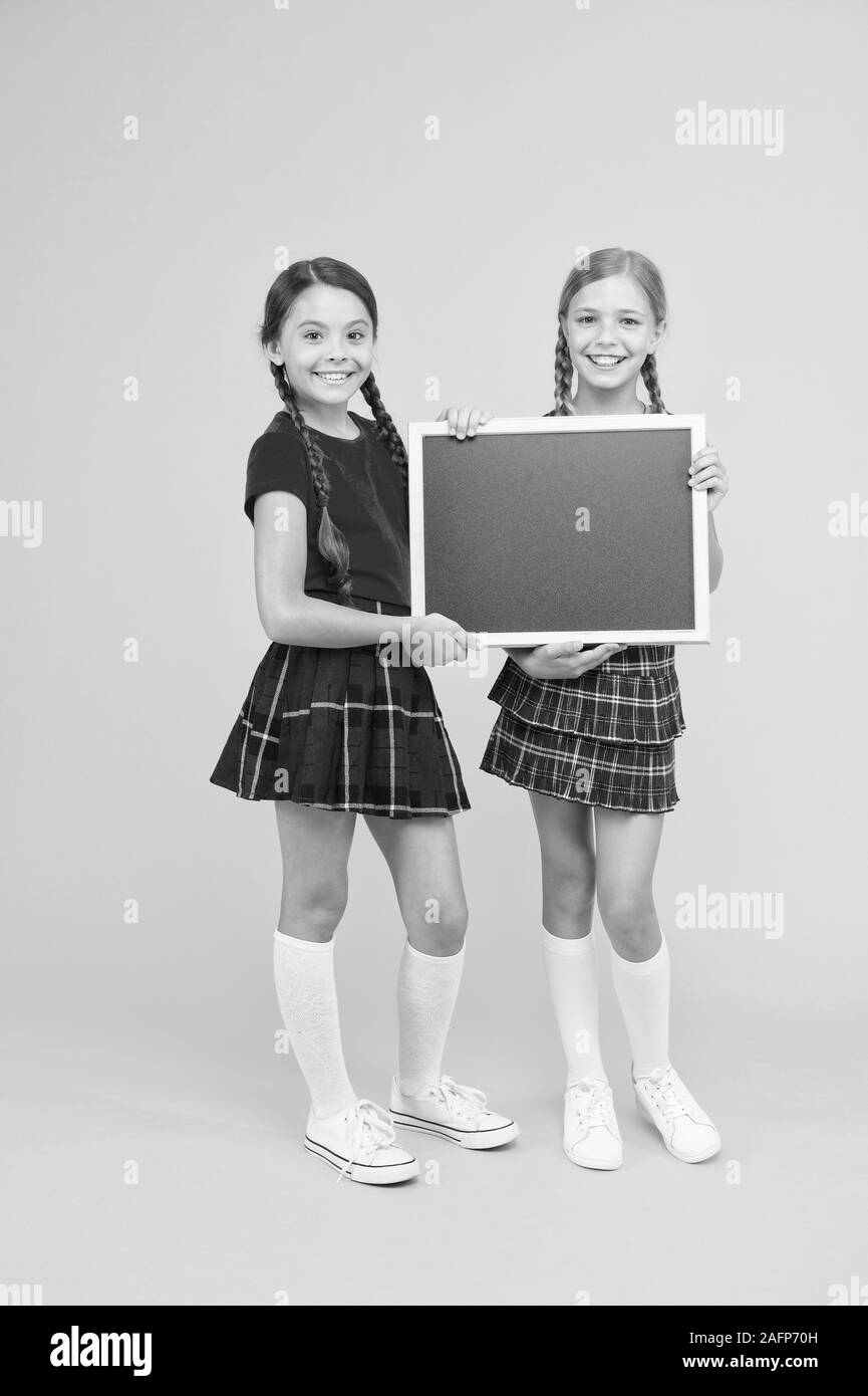 Cours de Cheerleading. School girls cute pupils uniforme rouge tenir copie tableau noir l'espace. Annonce école concept. Équipe de l'initiative de camarades. Inscrivez-vous le club scolaire. Les élèves de la communauté. L'annexe de l'école. Banque D'Images