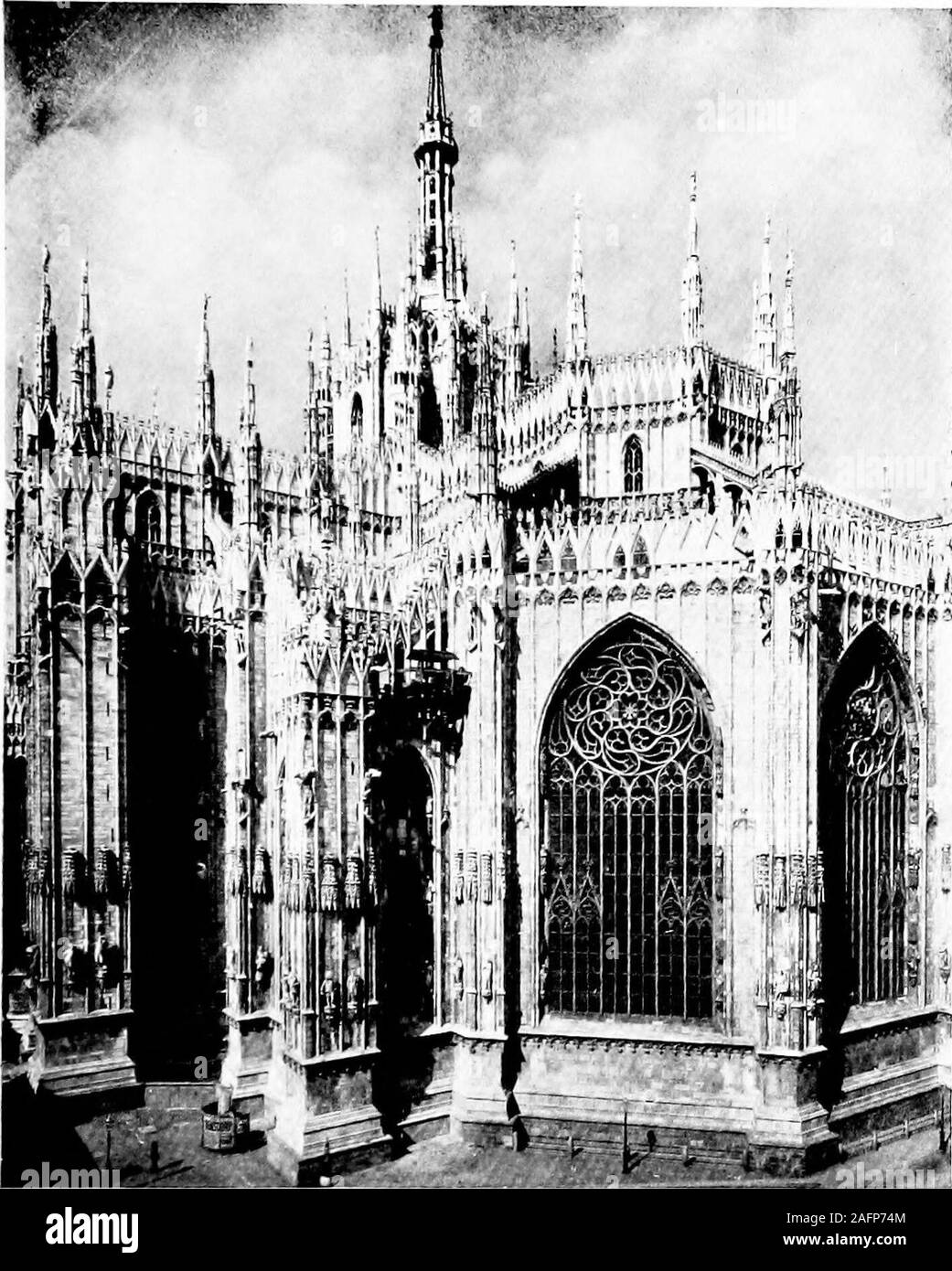 . Un vitrail à la visite de l'Italie. rozeninto la pierre longue lutte de plusieurs siècles entre l'thebuilders qui souhaitaient s'exprimer dans le nord du quartier gothique, et ils qui étaient en faveur de la basilique latine-une hugestructure qui affiche à la fois la hauteurde la tant désirée au nord, et la grande étendue de l'southernarchitect. Ni est le contraste entre ces deux twocharacteristics tout plus marquée que celle entreles brun rougeâtre spacieux intérieur et le exteriorof blanc étincelant, avec son ofvolley décharge ascendante sur volée de pinacles sculptés. Caprice exploiter légalement approprié de cette pensée n'est-ce que de deux thisarmy tho Banque D'Images