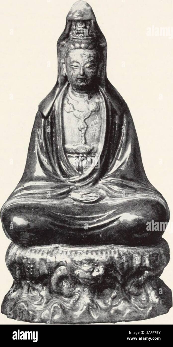 . Rare et belle de l'art oriental trésors de qualité suprême. -Lait (Vase Ming), cylindrique, avec une pente raide, l'épaule et le cou court, sous contrat avec la diffusion d'initiatives locales. Poterie Ming, couverts wdth un café au lait onctueux glaçage de surface et mat 1828 finement tout au long et effectué à l'intérieur de la lèvre et le dessous du pied. A cinq pattes de teck sculpté. La hauteur, 1614 pouces. -Grand poisson Celadon-bowl (Ming), ovoïdes, avec une courte lèvre moulée. Grès dense, avec décoration en relief abold la pâte, incarné dans un profond bandof pivoine schématiques ; faites défiler avec l Banque D'Images