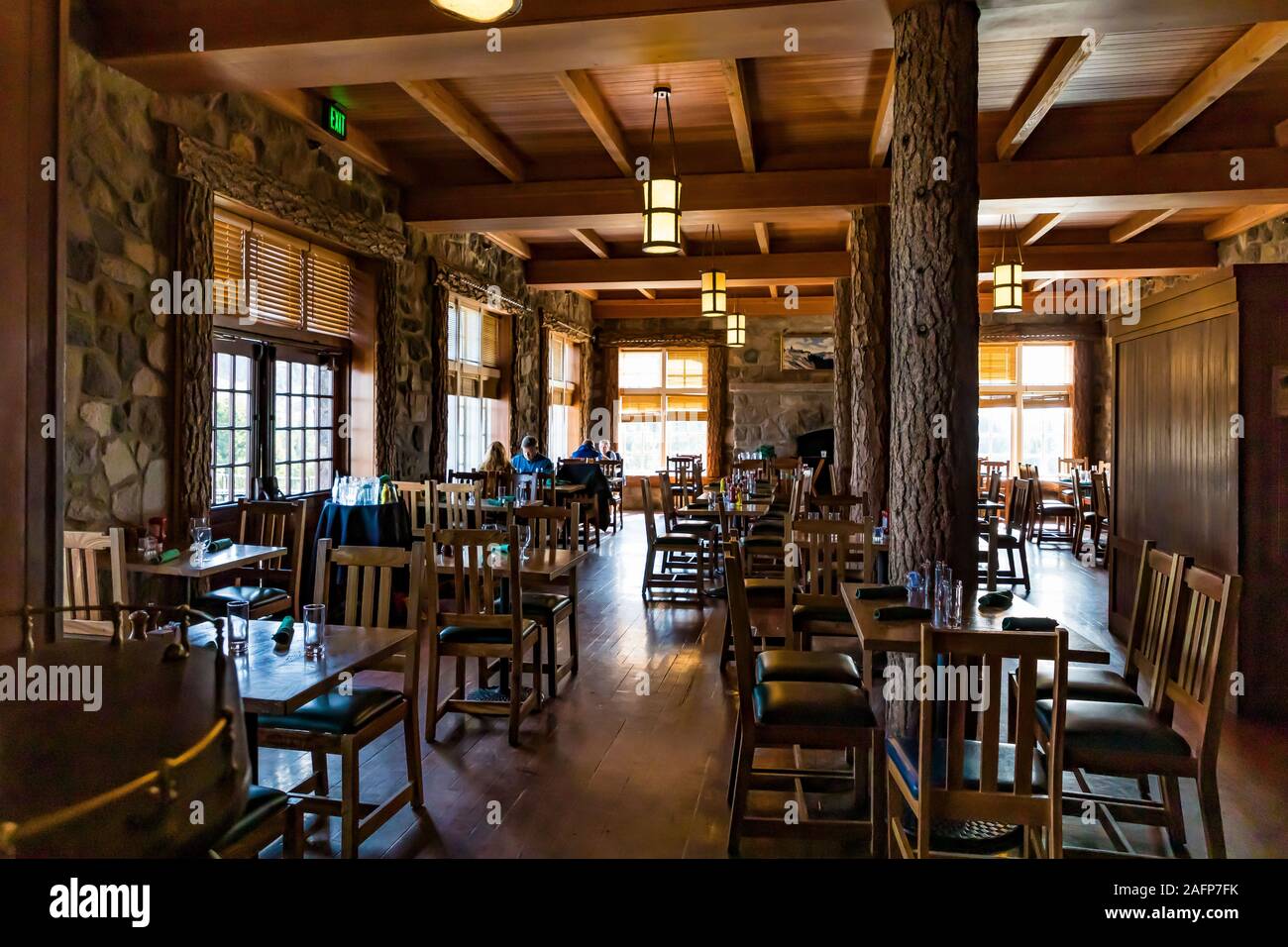 Salle à manger rustique dans la ville historique de Crater Lake Lodge de Crater Lake National Park dans l'Oregon, USA [aucun modèle de presse ; disponible pour licence éditoriale onl Banque D'Images