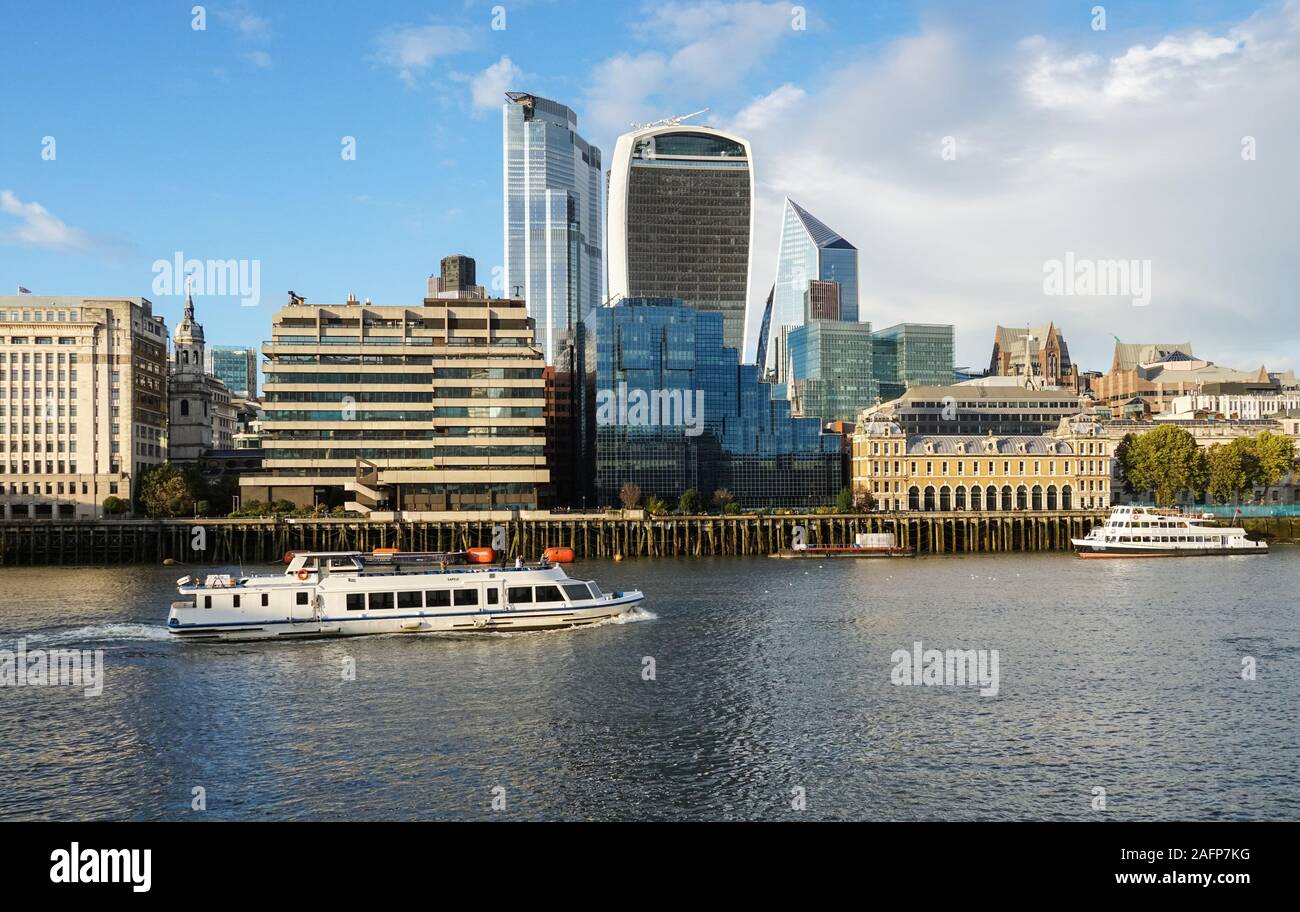 Bateau de croisière sur la Tamise avec les gratte-ciel de la ville en arrière-plan, Londres Angleterre Royaume-Uni Banque D'Images