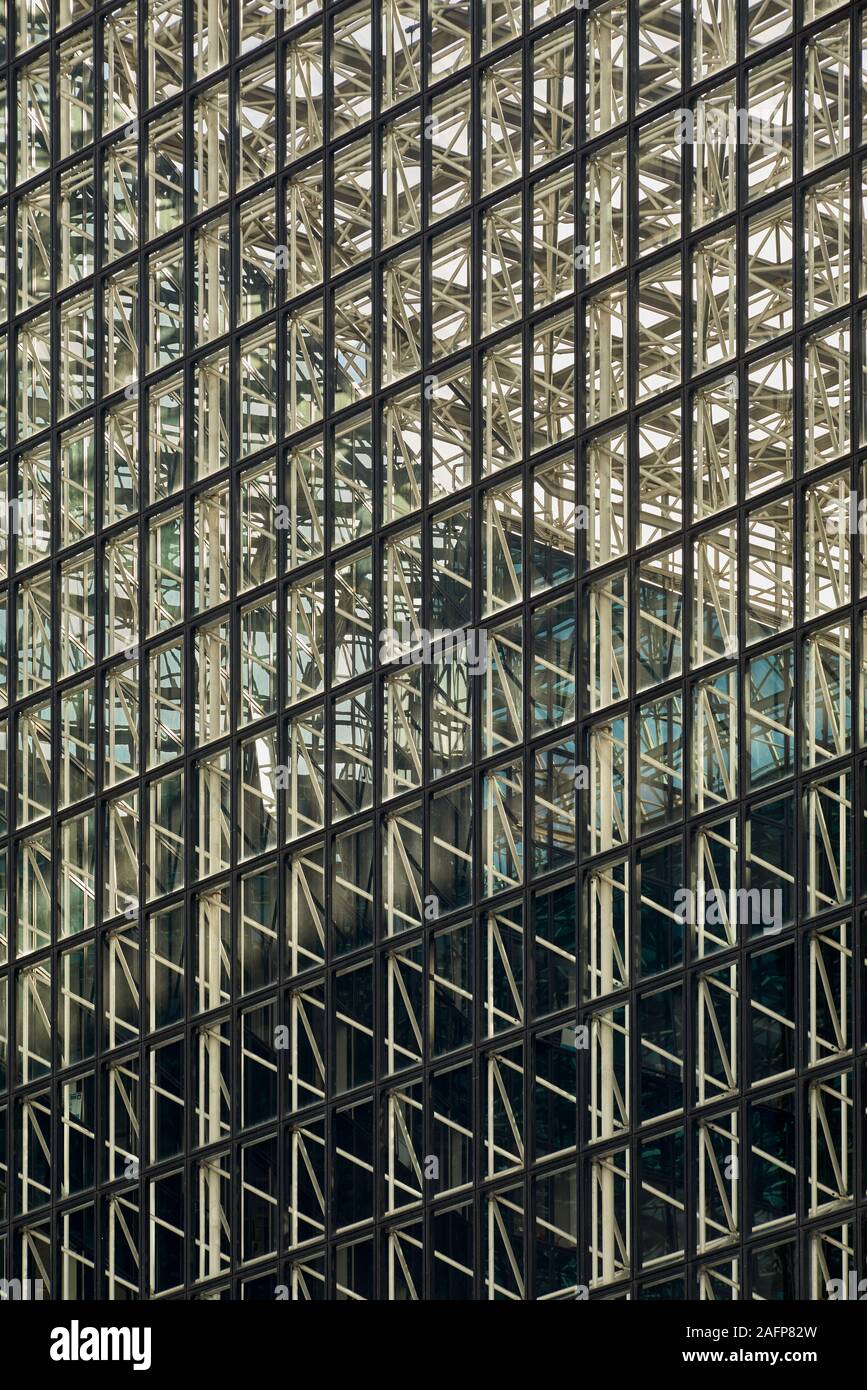 Une façade en verre moderne, la Défense, Paris Banque D'Images