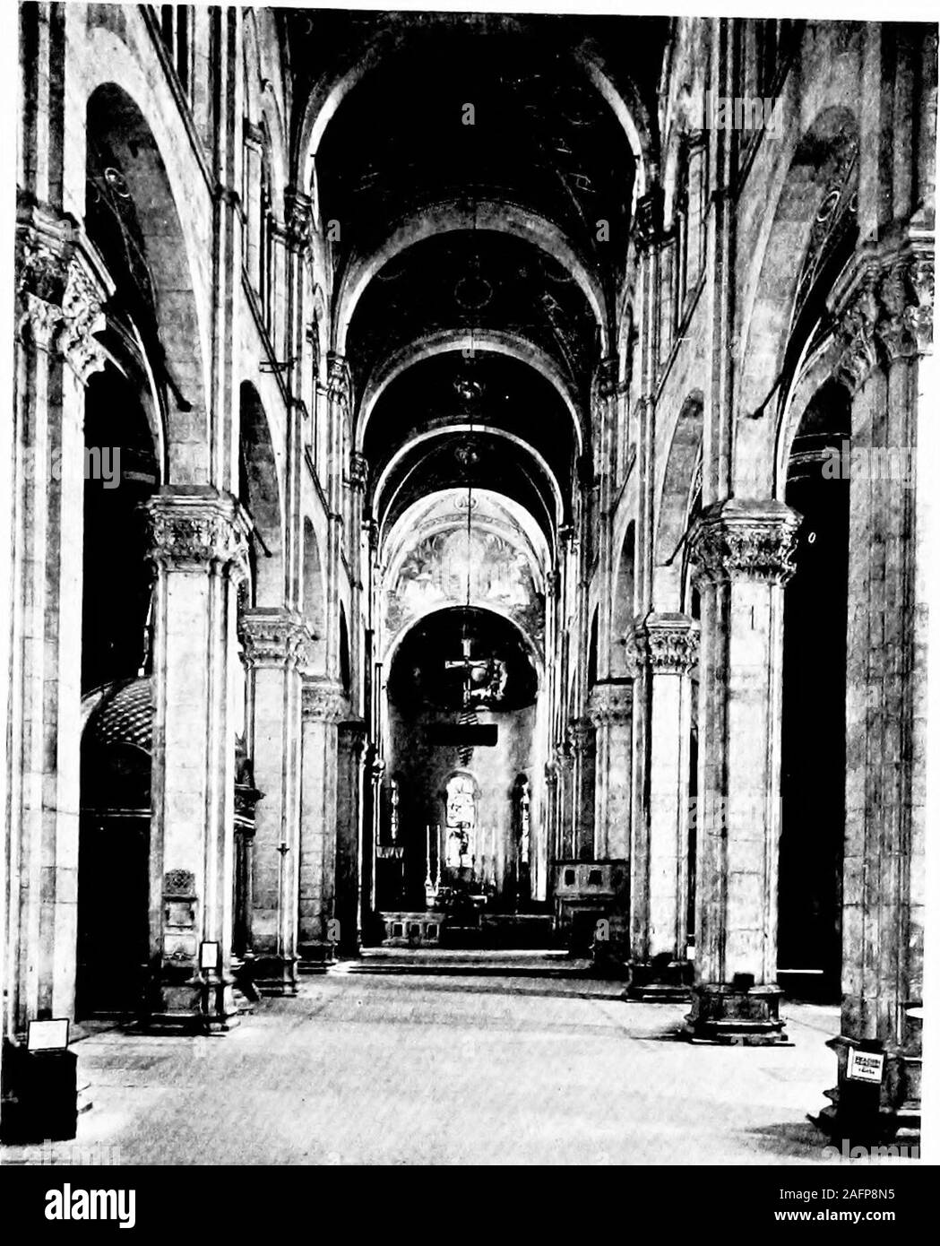 . Un vitrail à la visite de l'Italie. de verre. De l'autre côté de la petite place en face de l'cathedrallies le Baptistère de Saint-Jean, et de son northerntransept est une grande chapelle contenant le ancientbaptismal font. Dans le mur est de cette chapelle est une fenêtre ronde de uncolored volets dans tolère une grande plage, riche, aux frontières et dans le centre est placé acommanding la figure de Jean le Baptiste d'almostlife la taille. Le contraste entre les teintes chair et le manteau rouge jeté sur lui, c'est excellent.Contrairement à l'habitude sur mesure italienne, il porte une date,1572. San Paolino a six de ses fenêtres vitrage ancienne inexcellent gl Banque D'Images