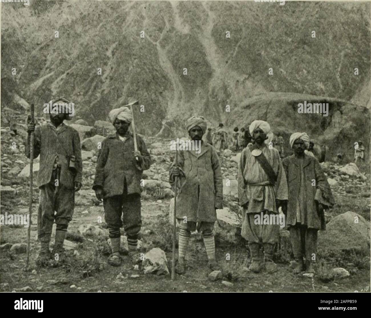 . Et de l'ouest Himalaya 1909 Karakoram, un compte de l'expédition de H. R. H. Prince Luigi Amedeo de Savoie, Duc des Abruzzes. cd par thenatives qui vivent à leur pied. Stein que tliinks troublés seulement temps de guerre et de danger fromenemies pourrait avoir induit à risquer leur vie sur les glaciers (voir le diseu.s.-iion afterLongstafts conférence. Le Baltoro basse, imprimé dans l'Alp. Jour. 25, 1911, p. 670). Agreeswith Longstaff Stein que le glacier à pied étaient plus probablement utilisé par des réfugiés de guerre et de messagers,en période d'invasion hostile, au lieu de pour des fins commerciales, et ont été abandonnés avec Banque D'Images