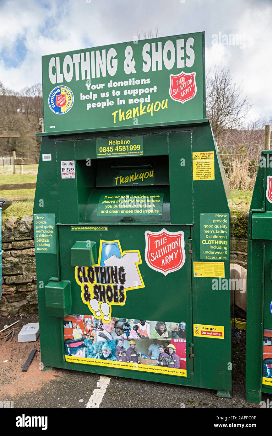 Centre de recyclage en parking avec banque des vêtement et chaussures collectées pour l'Armée du Salut, Eyam, UK Banque D'Images