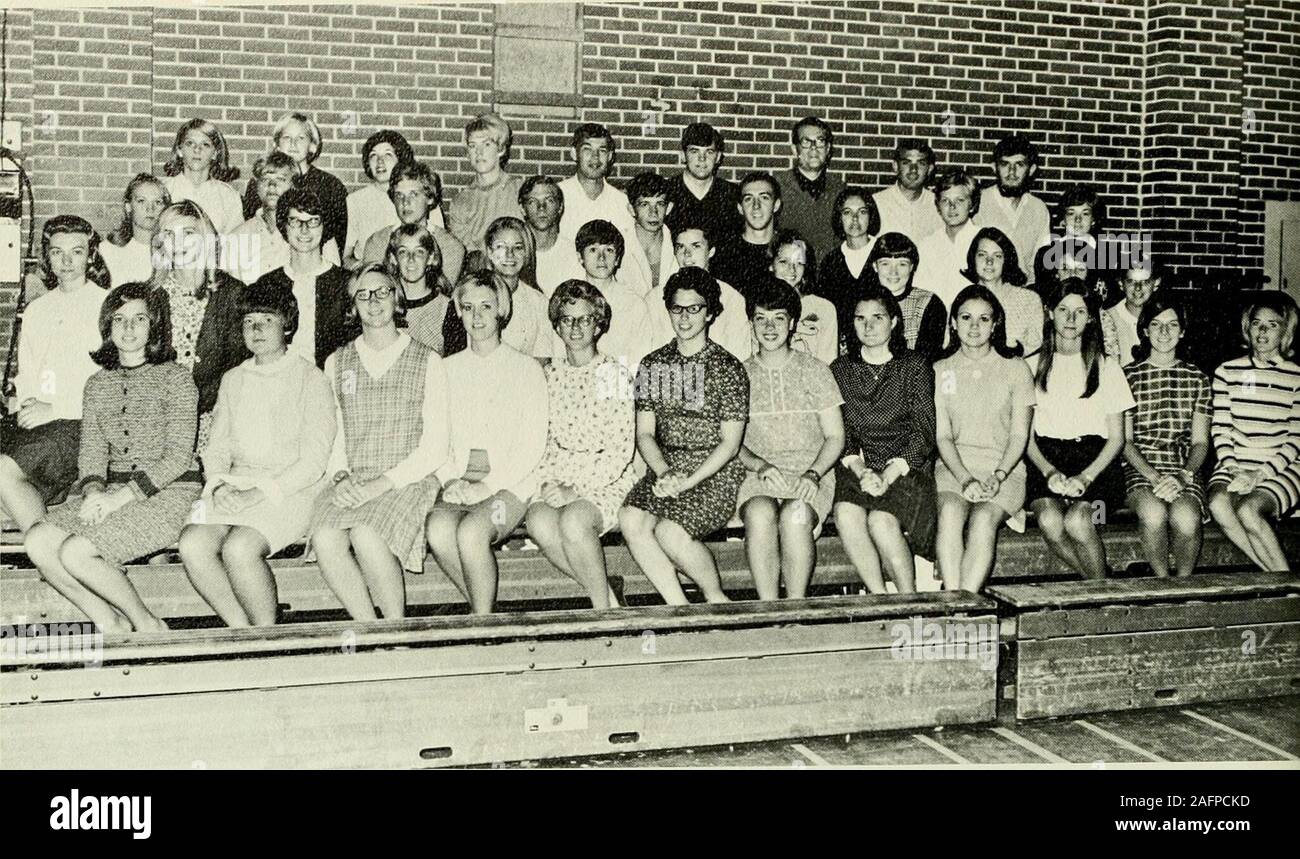 . Le rhododendron [Série]. 1. Grady Bebber 2. Johnny Puntch 3. Tom Ingram 4. Charlie 5 crochets. Charles Roberts 6. Phil Phillips 7. Nina Tinsley 8. Tony Corter 9. Hoke Robert 10. 11 feuilles de Libby. Wolfe Hudson 12. Steve Tarrant 13. Dennis Hipp 14. Janice Smith 15. Maurice Ewing 16. Howard Kincaid 17. Dianne Banquier 18. William Basinger 19. Aleta Owens 20. Charlie Elliott 21. Roger Carpenter 22. Kaye Michael 23. David Dize 24. Lyn Keller 25. Sandy Winkler 26. Tawona Walker 27. Ben 28 Sloop. Vandiford 29 gènes. Steve Norman 30. Carol Martin 31. Gayle Gray 32. Gory Whitoker 33. Richard Shepherd 34. Banque D'Images