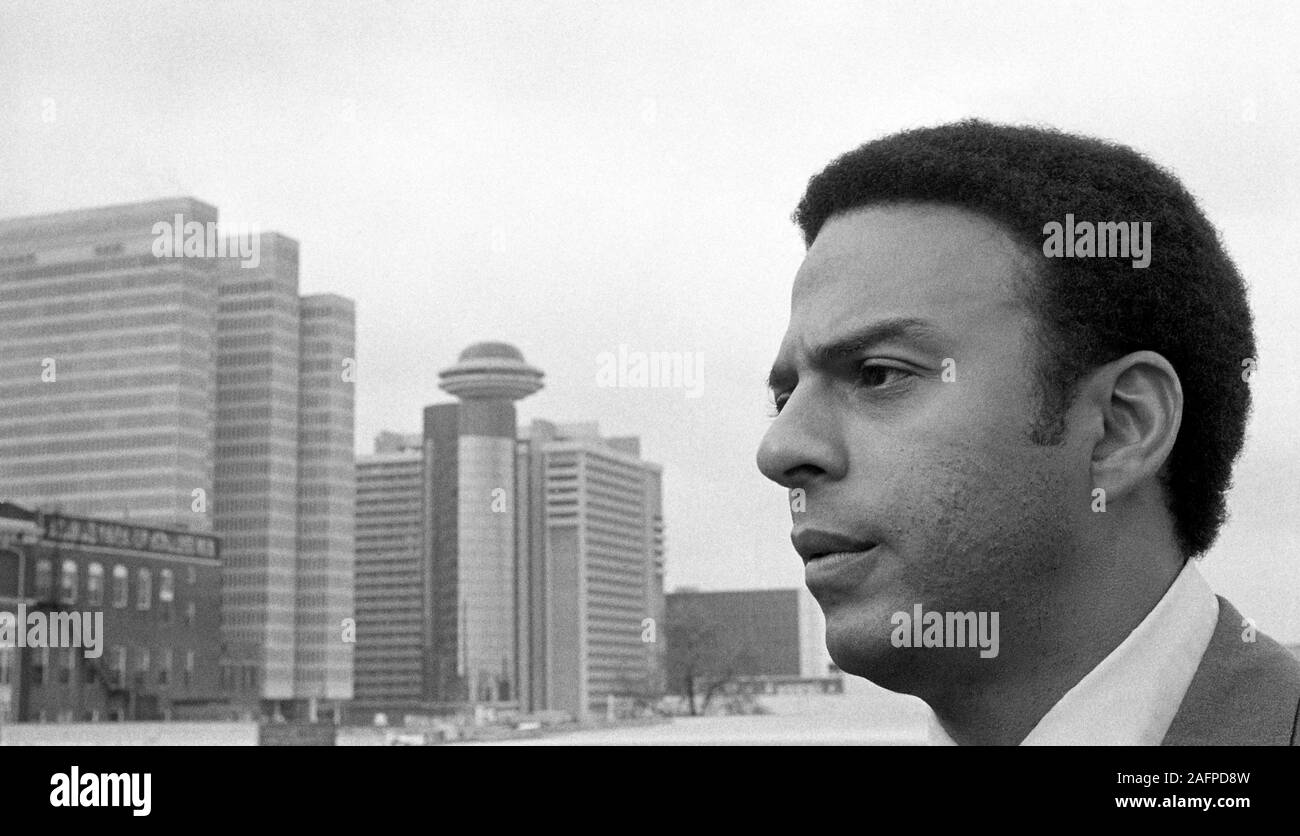 Andrew J. Young - qui allait devenir le maire d'Atlanta et l'Ambassadeur des États-Unis à l'Organisation des Nations Unies - souches pour voix lors de sa candidature pour le Congrès en 1970 à partir du 5e district de Géorgie. Andrew Jackson Young, né le 12 mars 1932, est un homme politique américain, diplomate, activiste et pasteur de la Géorgie. Il a servi comme représentant au Congrès de la 5e circonscription, l'Ambassadeur des États-Unis à l'Organisation des Nations Unies, et le maire d'Atlanta. Il a servi comme président du Conseil National des Eglises aux Etats-Unis, a été membre de la Southern Christian Leadership Conference (SCLC) pendant t Banque D'Images