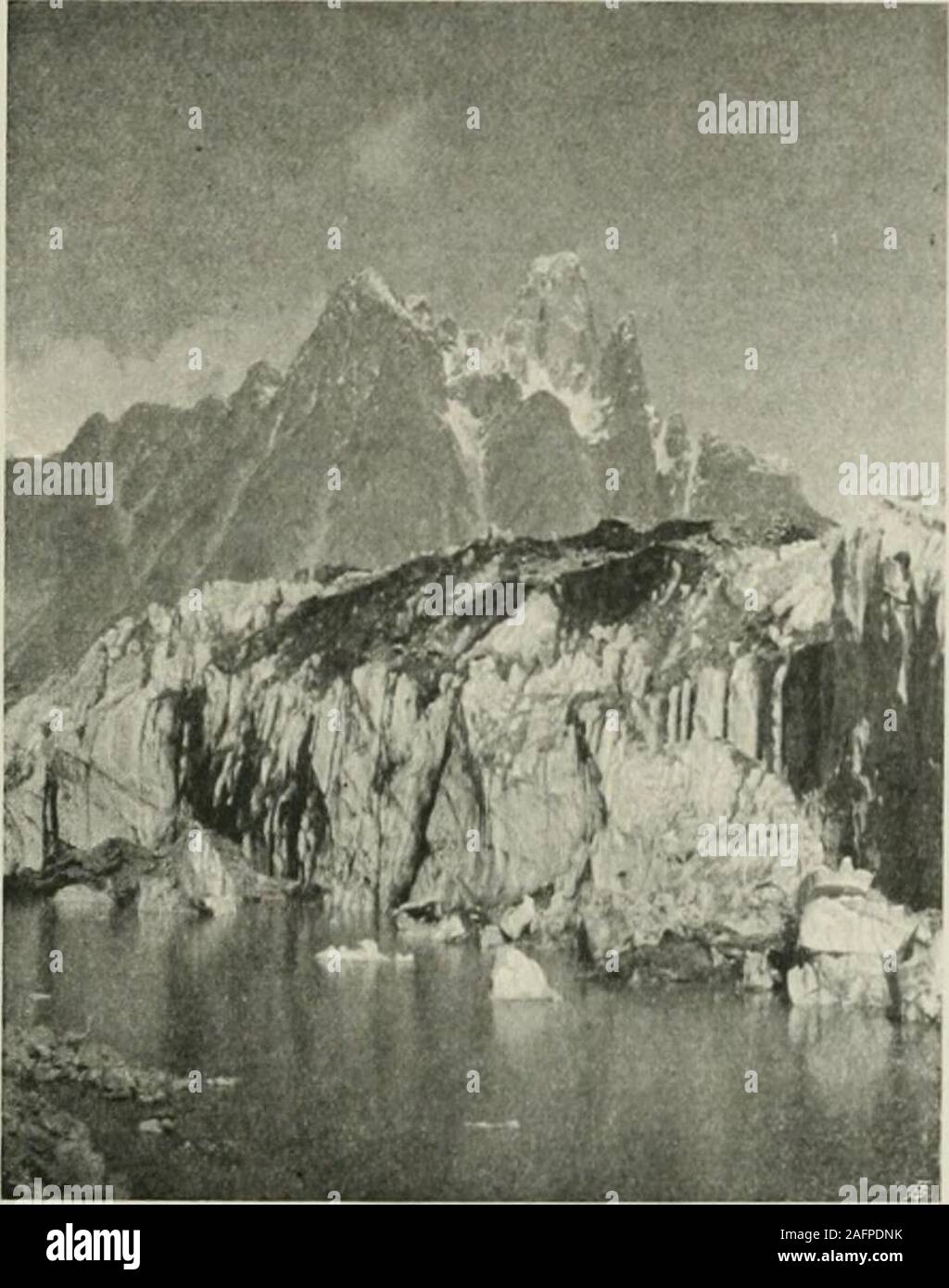 . Et de l'ouest Himalaya 1909 Karakoram, un compte de l'expédition de H. R. H. Prince Luigi Amedeo de Savoie, Duc des Abruzzes. ession comme quelque chose d'insidieux et furtive, comme un monstre accroupi. Un ravenkept unique veille sur notre camp toute la journée, perché sur un quasi-byprojection et après tous nos mouvements avec la plus grande attention. Guillarmod remarqué les troncs de vieux genévriers semblable uj)sur l'sIoj)es Liligo ci-dessus, et vu theVVorkmans le long des côtés de la vallée de Chogo, Lungma considerablylarger les troncs des arbres morts que l'un des arbres vivants. Ces systèmes sont aussi symptomatiques d'un changement Banque D'Images