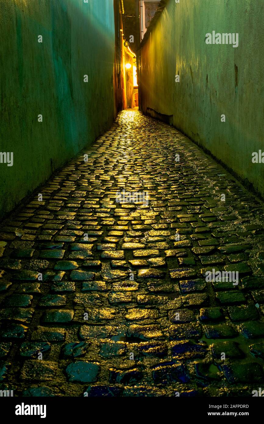 The cobblestone alley la nuit Banque D'Images