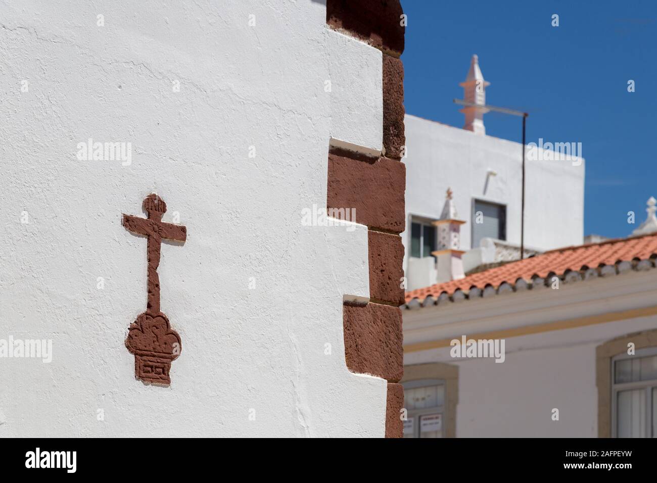 Croix sur mur de l'église, Sao Bartolomeu de Messines, Algarve, Portugal Banque D'Images