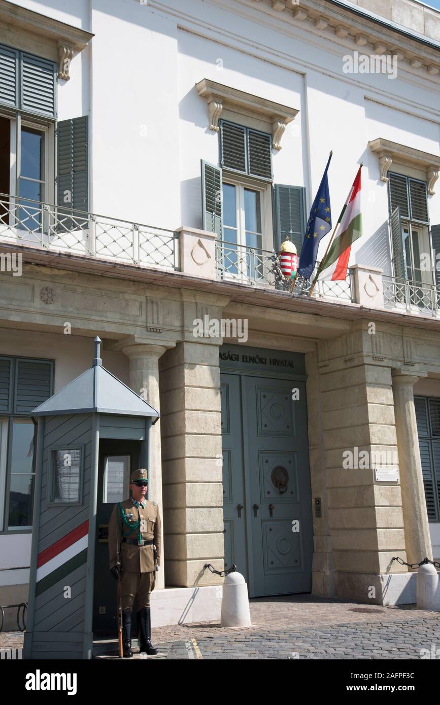 Garder le président de la résidence officielle de la Hongrie à Budapest Hongrie à la Sandor Palace sur la colline du Château Banque D'Images