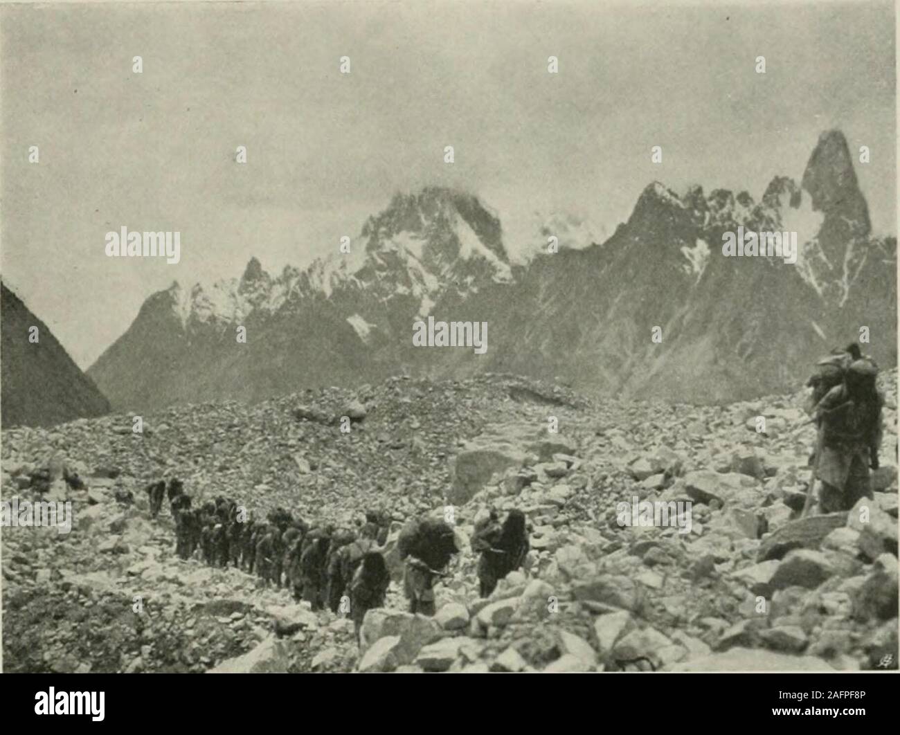 . Et de l'ouest Himalaya 1909 Karakoram, un compte de l'expédition de H. R. H. Prince Luigi Amedeo de Savoie, Duc des Abruzzes. de la vallée s'ouvre sur le même côté, aussi profond et au même niveau que le premier dans son cours inférieur, mais beaucoup plus larges. Hors cela, aussi, s'écoule un glacier avec une vaste moraine médiane, et la marge d'overtopsthe avec un haut Baltoro avant de séracs. Ces vallées • Le plan de tin- tliis Baltoro contenues dans le volume ne montre que deux tiers des theglacier, que le lecteur doit imaginer d'être prolongé de 10 milles plus à l'ouest. Thelittle panorama qui est ici reprod Banque D'Images