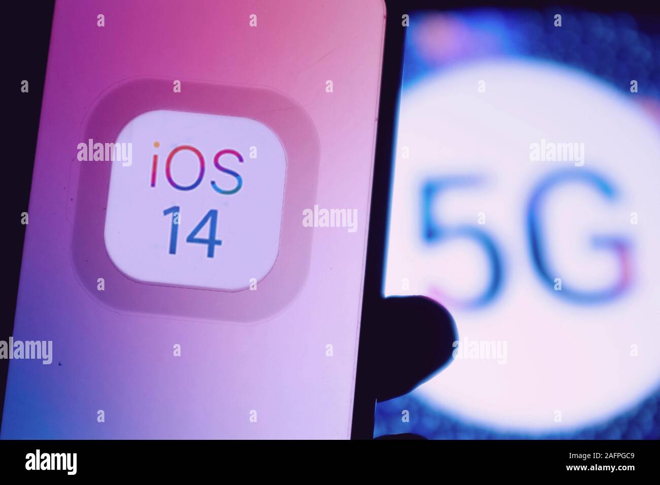 L'Iphone avec les supposés de l'emblème de l'IOS 14, le nouveau système d'Apple à être introduit en 2020. États-unis, Californie, le 4 décembre 2019 Banque D'Images