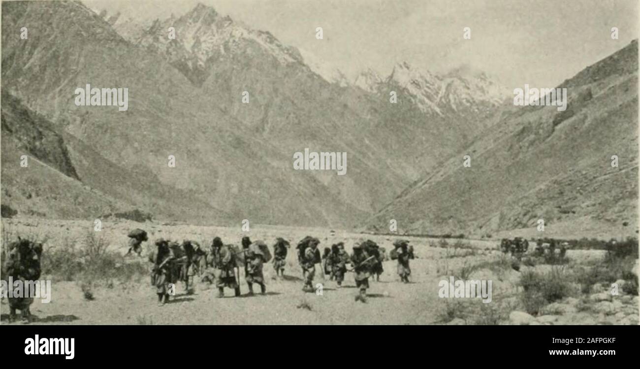 . Et de l'ouest Himalaya 1909 Karakoram, un compte de l'expédition de H. R. H. Prince Luigi Amedeo de Savoie, Duc des Abruzzes. d'altitude, althoughthey Askoley s'était arrêté à pendant huit jours afin de se reposer et de s'habituer à l'air d'thethin 10 000 pieds. Notre propre expérience a été tout à fait différente. Pas un de nous treize europ&lt;answas moins conscient de l'indisposition, et nous avons atteint le glacier du Baltoro avec un sens de l'absolutewell-être et au plein exercice de notre force, qui avaient été mis au point par le processus progressif d'andcontinuous la formation. Nous n'avions pas le moindre besoin ou le désir d'interrompre Banque D'Images