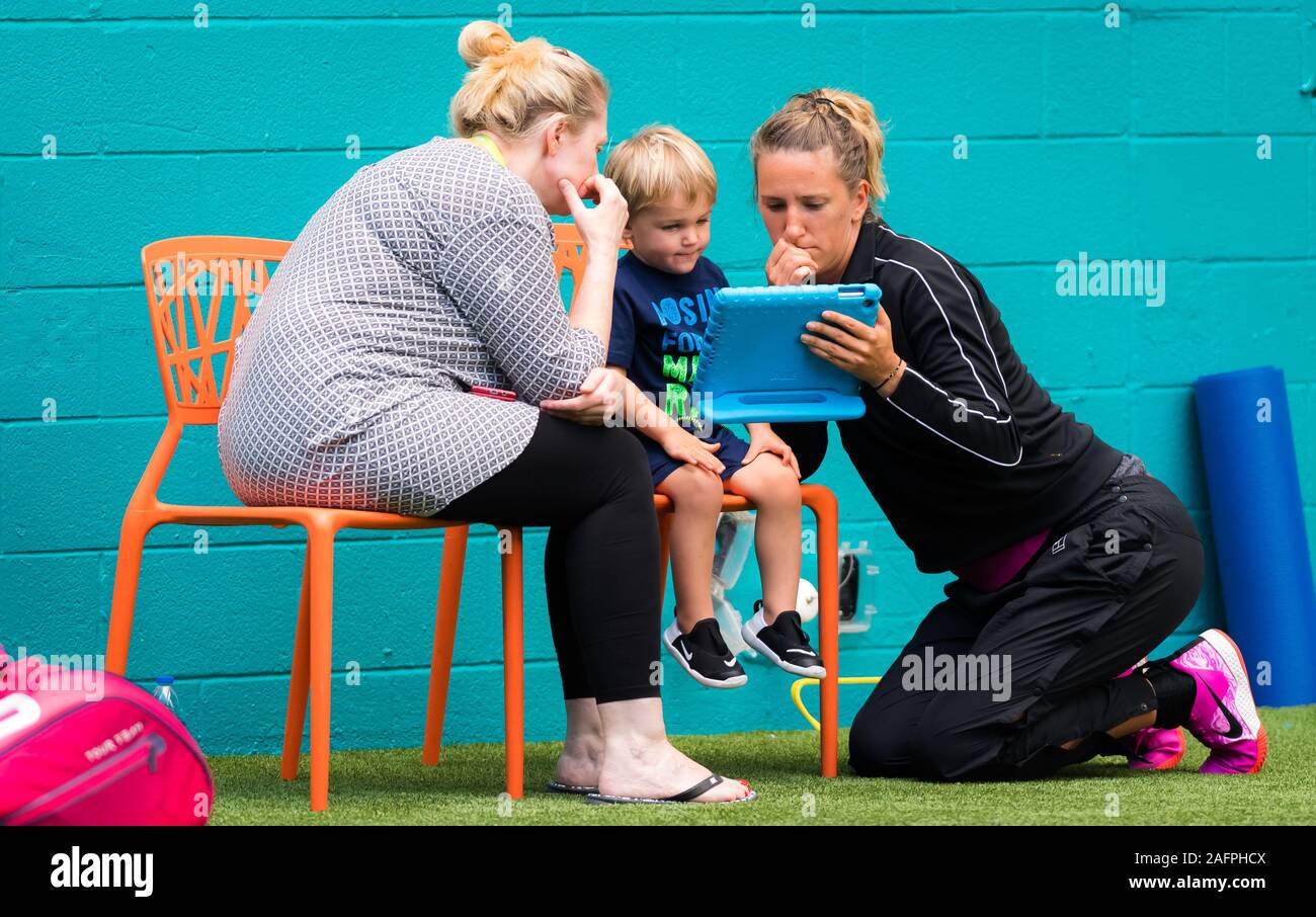 Victoria Azarenka du Bélarus se réchauffe pour son match de double avec fils Leo à l'Open de Miami 2019 Premier tournoi de tennis WTA Obligatoire Banque D'Images