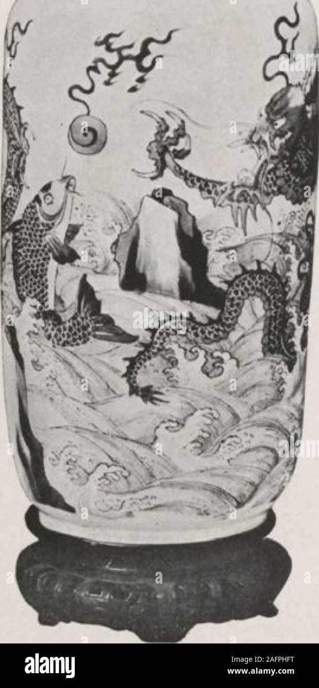 . Catalogue illustré de la vieille porcelaine chinoise comprenant l'extraordinaire collection privée formée par M. S. S. Carvalho de New York [ressource électronique] : pour être vendu à une vente publique à l'American Art galeries sur les dates ci-après énoncées. shoulderand large cou cylindrique court. Six grands panneaux dans les réserves, de-marcated par bandes de défilement floral finement réticulé, dépeignent birdsand papillons fleurs parfumées de planeur de la met et d'arbres poussant sur les roches. Au-dessus et au-dessous d'un profusefloral et divers décoration frontières en réserve blanche sur un blueground. Banque D'Images