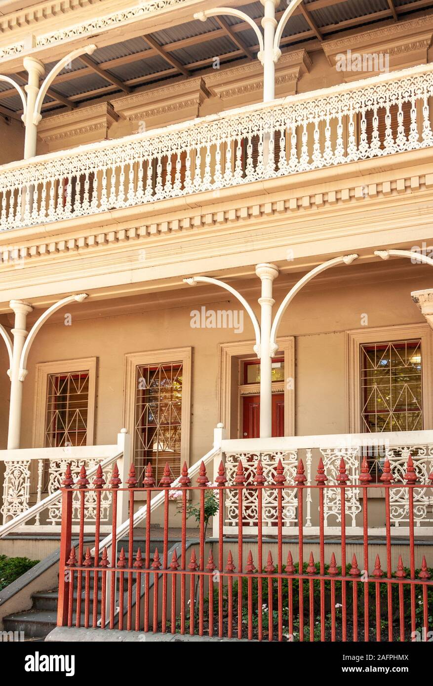 Melbourne, Australie - Novembre 18, 2009 : Gros plan du bâtiment jaune colonial avec des escaliers et des balcons. Le rouge et le blanc des clôtures. Dans le quartier de Roya Banque D'Images