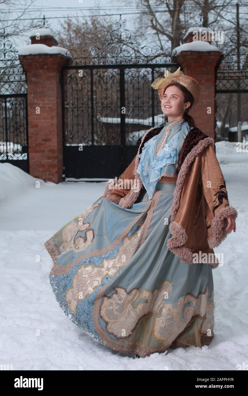 Belle femme russe dans une robe vintage bleu. Village russe. L'hiver Photo  Stock - Alamy