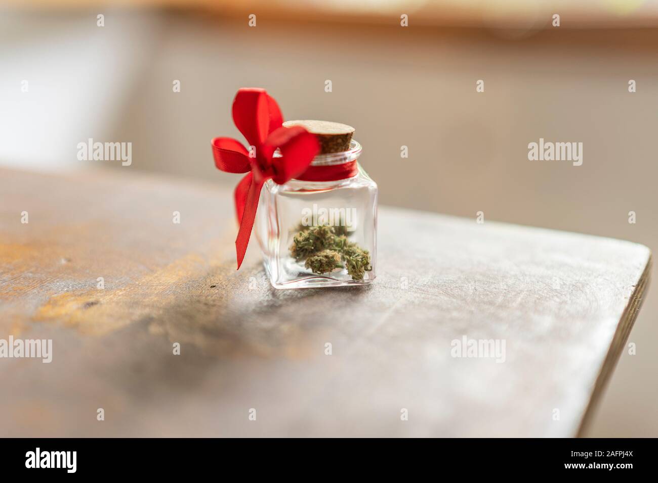 Morceau de la marihuana à l'intérieur de fleurs en verre un keeper Banque D'Images