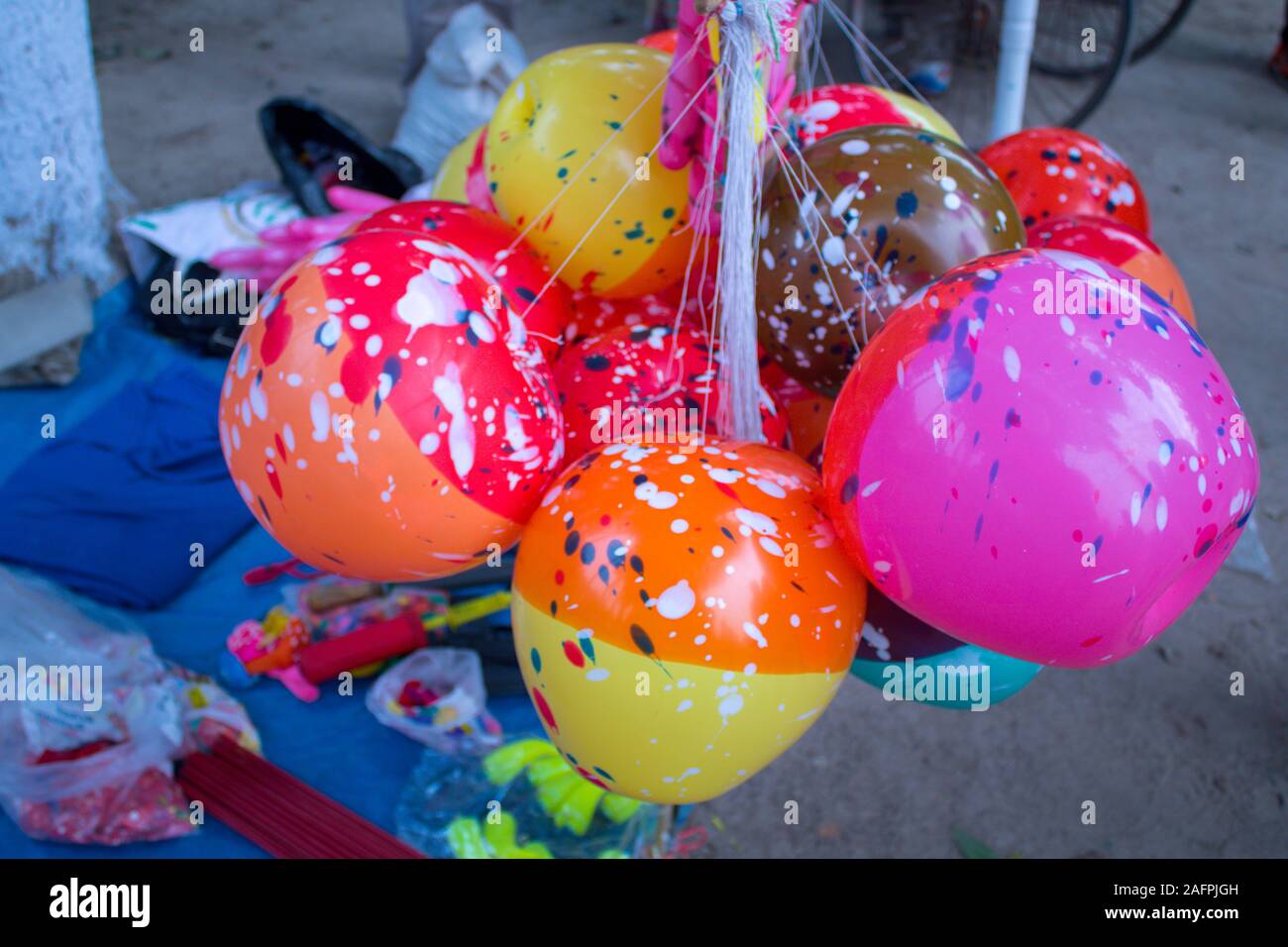 Ballons colorés pour les enfants à l'intérieur du village local juste Banque D'Images