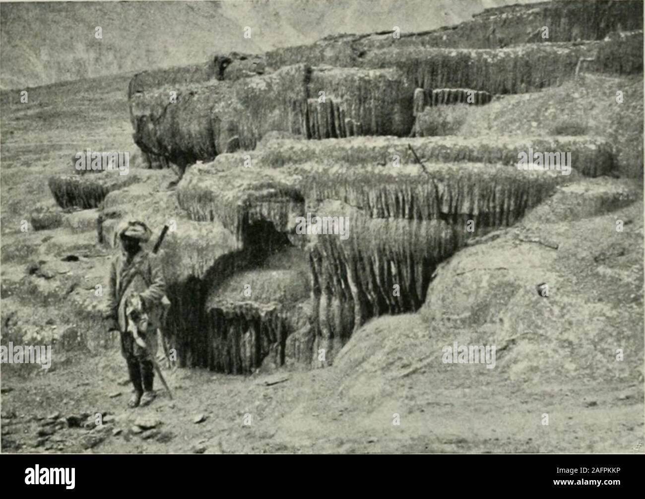 . Et de l'ouest Himalaya 1909 Karakoram, un compte de l'expédition de H. R. H. Prince Luigi Amedeo de Savoie, Duc des Abruzzes. température de l'eau, de l'ouverture la plus takenat près du bord, était de 120° F. (thermomètre Hicks,N. 449 310).^ tout autour de cette ouverture a été une croissance florissante d'longweeds. Parmi eux ou éparpillés sur le fond du bassin werebundles de filaments incrustés de calcite. Guillarmod fait theinteresting découverte que ces ensembles sont composés de poils, mais itseems improbable qu'ils pourraient s'accumuler en quantités telles en 1902, selon (iuillaiino Banque D'Images