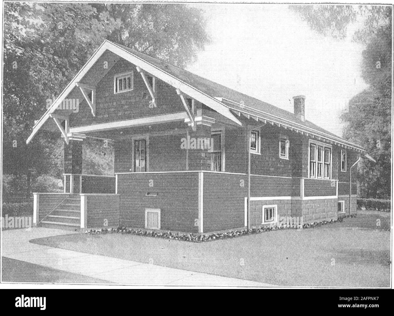 . Plan d'un livre de Harris maisons. HARRIS BROTHERS COMPANY, 35e Rue et de fer, CHICAGO, ILLINOIS Page 79 > ;. Harris Accueil n° L-1018 la Taille 24 pi x 32 pi. 5 Roomsand Baignoire Voici un charmant bungalow de la Californie qui a toutes les commodités dont on peut rêver et en outre un charme particulier de ses propres. Le vaste porche spacieux couverts par la maison principale avec son toit tour supports solides et la fenêtre de la lumière décomposée dans le pignon prend de la classe ordinaire itout par une large marge. Nous avons salle de réception, salle de séjour, salle à manger, cuisine, et deux chambres, chacune avec un grand Banque D'Images . Plan d'un livre de Harris maisons. HARRIS BROTHERS COMPANY, 35e Rue et de fer, CHICAGO, ILLINOIS Page 79 > ;. Harris Accueil n° L-1018 la Taille 24 pi x 32 pi. 5 Roomsand Baignoire Voici un charmant bungalow de la Californie qui a toutes les commodités dont on peut rêver et en outre un charme particulier de ses propres. Le vaste porche spacieux couverts par la maison principale avec son toit tour supports solides et la fenêtre de la lumière décomposée dans le pignon prend de la classe ordinaire itout par une large marge. Nous avons salle de réception, salle de séjour, salle à manger, cuisine, et deux chambres, chacune avec un grand Banque D'Images