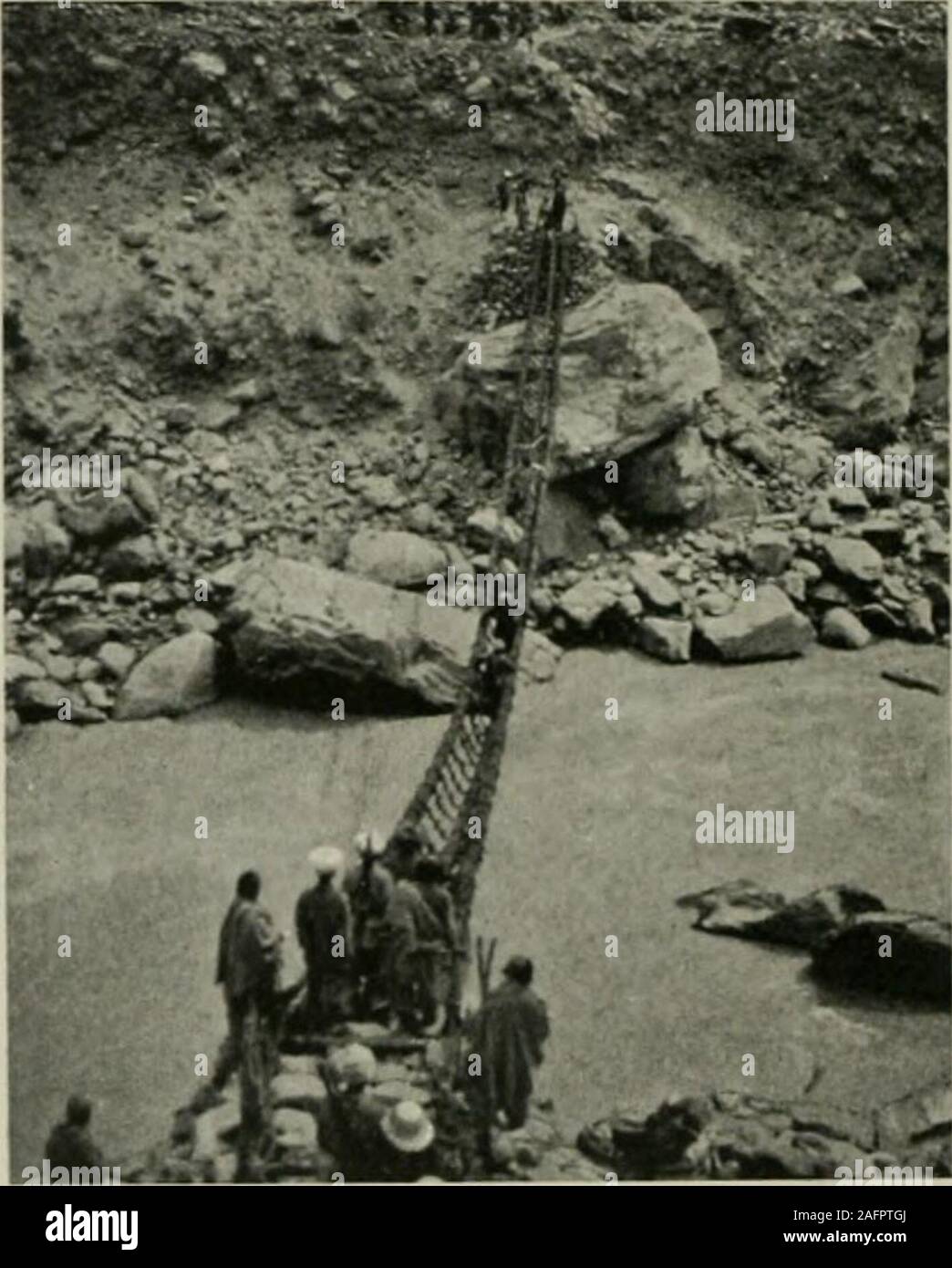 . Et de l'ouest Himalaya 1909 Karakoram, un compte de l'expédition de H. R. H. Prince Luigi Amedeo de Savoie, Duc des Abruzzes. De Chongo. - Askoley. - Réaménagement des bagages. - Provisionsfor les coolies. - Isolement de Askoley. Raids - de Hunza et Xagar. - L'RamChikor. - Le Lamhaidar de .skolev. Le dimanche, 9 mai, à six heures et demie du matin, Skarrlu cooHesand weleft witli 111 huit poneys tocross .La piqûre à l'Indus et pene-trate dans le Karakoraniranges. Andfortv 15 coolies-huit chevaux se beensent avant le jour avant. Il y a un moyen d'getfrom theShig dans l'Indus Banque D'Images