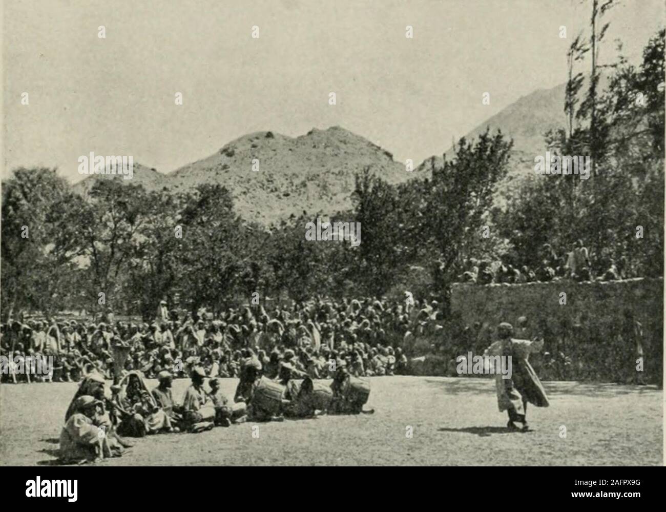 . Et de l'ouest Himalaya 1909 Karakoram, un compte de l'expédition de H. R. H. Prince Luigi Amedeo de Savoie, Duc des Abruzzes. hem se leva, et derrière ces autres perché sur la muraille enclosingthe la masse. Certains des jeunes enfants et les garçons portaient des crownsof les feuilles. Plus tard, ils se décorent avec des fleurs. Nous avons vu someBaltis avec cheveux foncé ou noir et un juste barbe ou moustache. Le wholepopulation a passé une grande partie de l'après-midi sur le terrain de polo,regroupés autour de trois côtés de la place à une distance d'environ 50 yardsfrom entre nous. Ils semblaient être naturellement poli, respectueux et orderl Banque D'Images